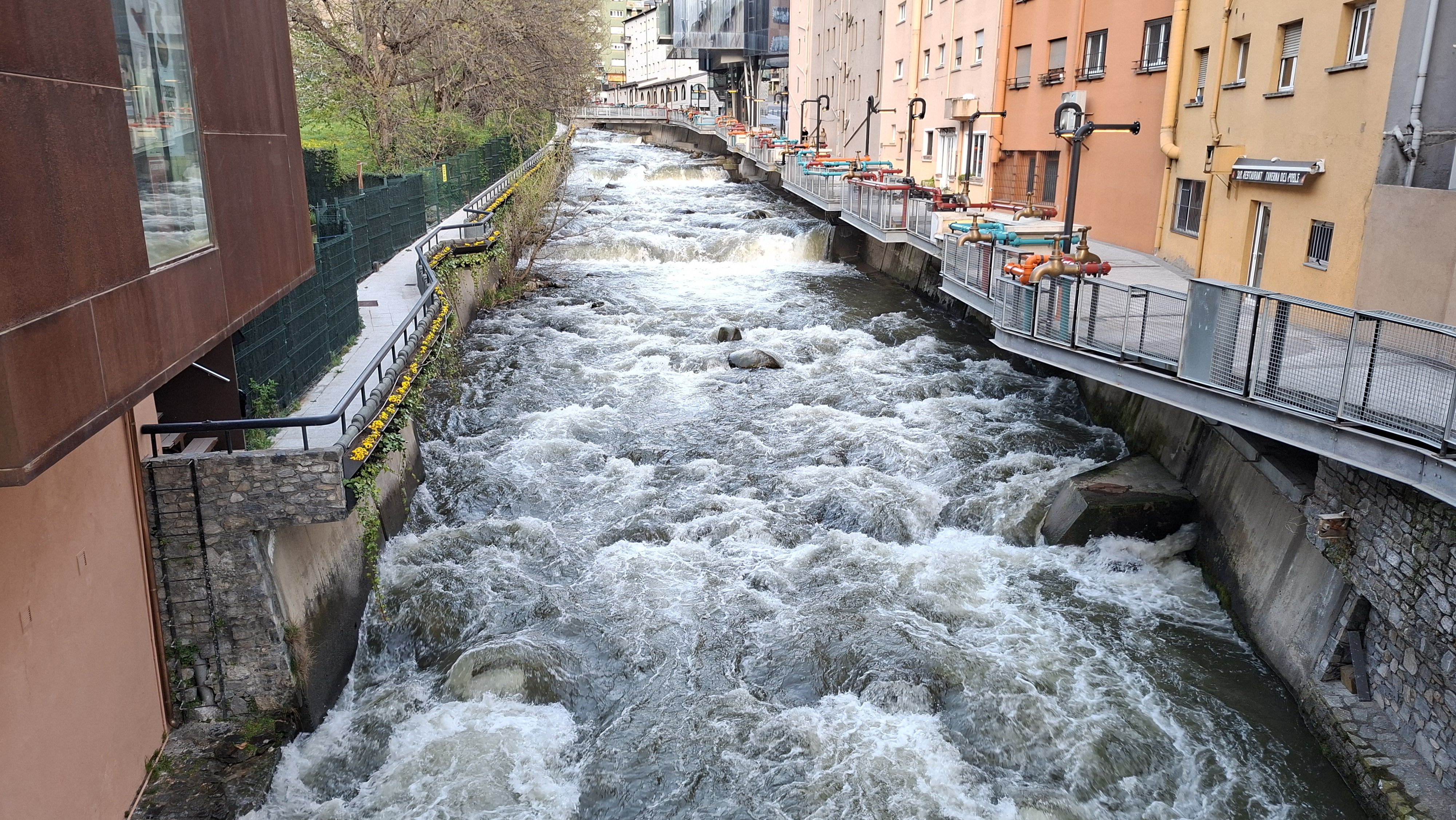 El riu al seu pas per Escales-Engordany.