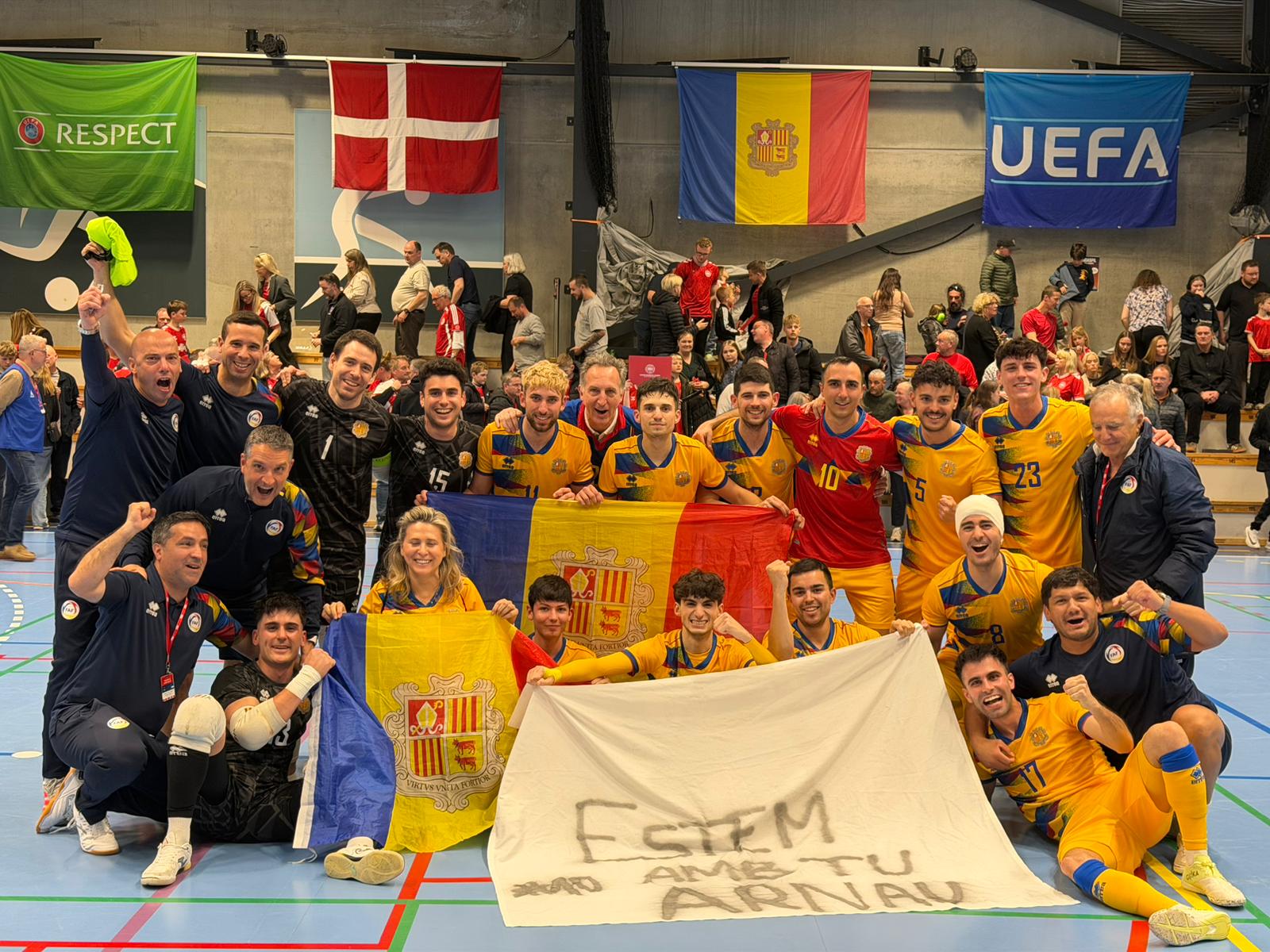 Els jugadors de la selecció d'Andorra, celebrant la victòria, dedicada al lesionat Arnau Rodríguez.