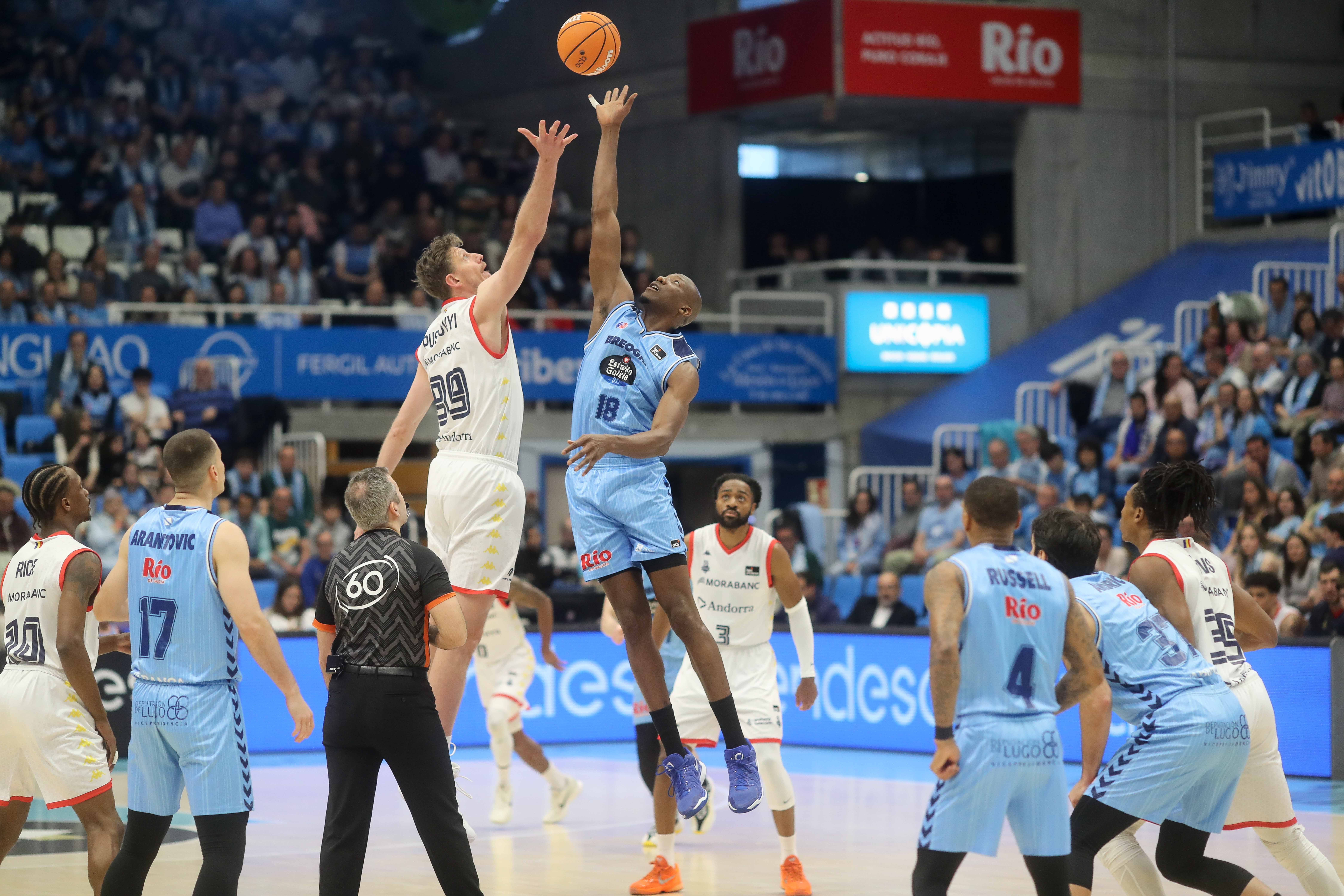 Salt inicial entre Breogán i MoraBanc Andorra al Pazo dos Deportes. 