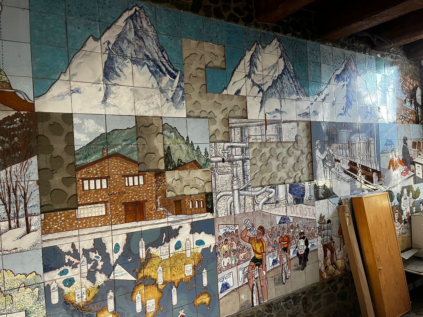 Un fragment del mosaic, on es veuen moltes de les rajoles que hi falten. Un fragment del mosaic, on es veuen moltes de les rajoles que hi falten.