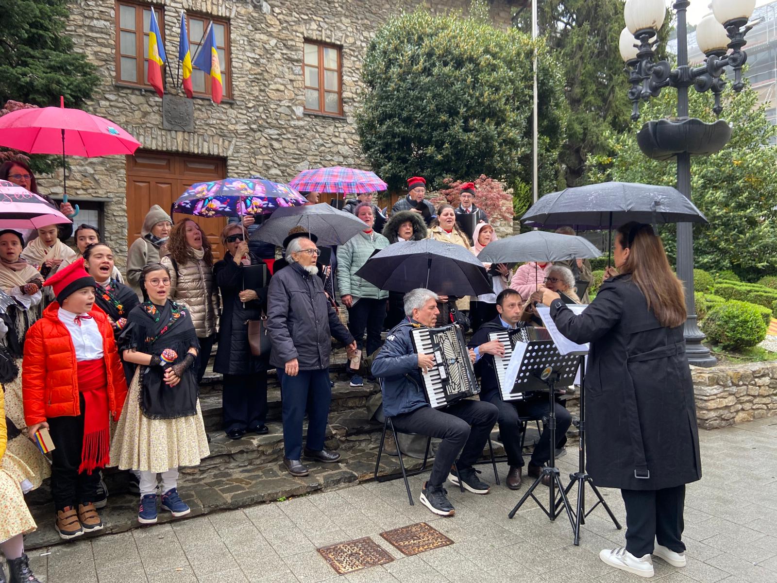 Dia de paraigües per cantar les Caramelles davant la Casa Comuna. Dia de paraigües per cantar les Caramelles davant la Casa Comuna.