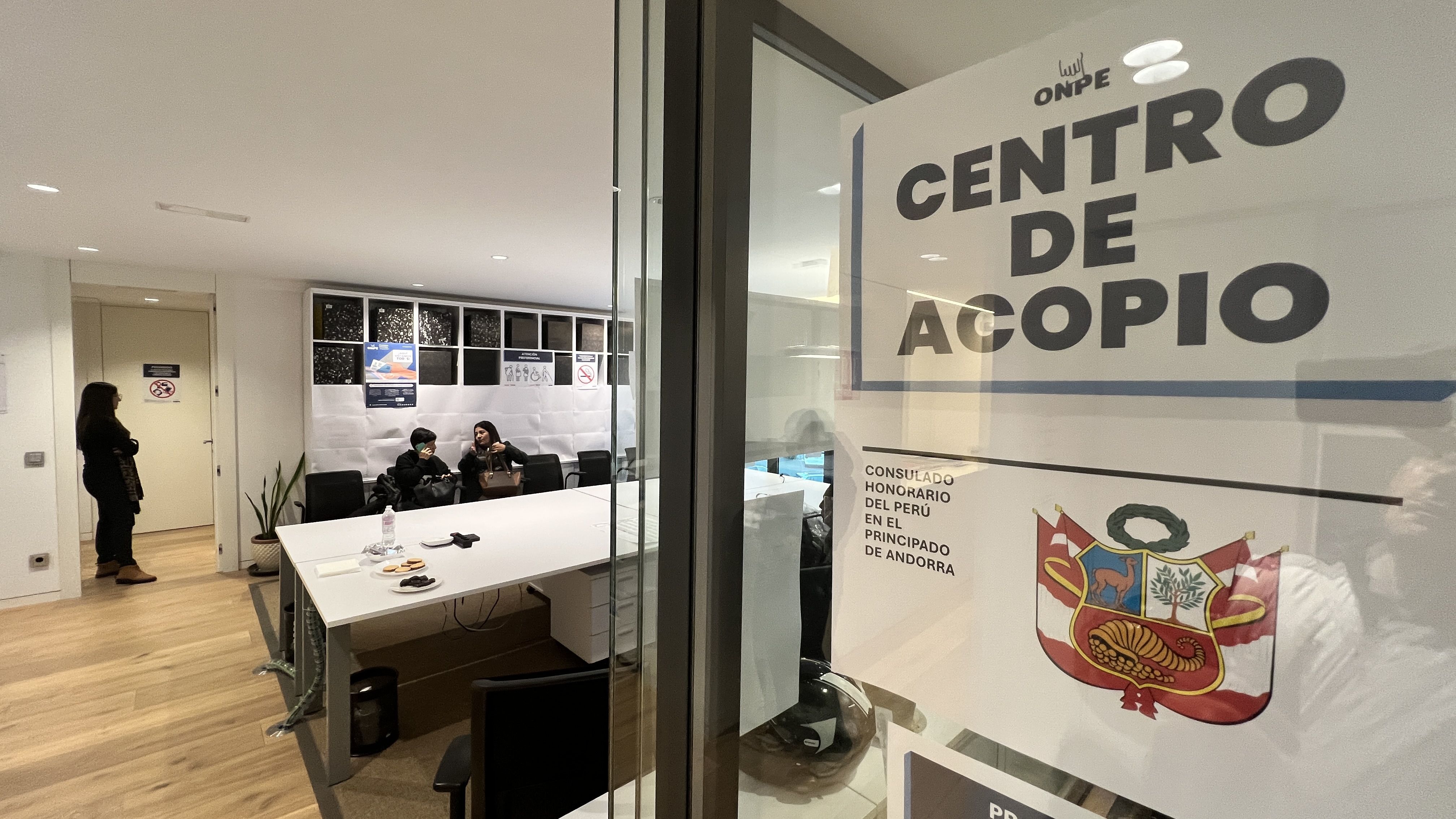 Una imatge del consolat convertit en centre de votació. Una imatge del consolat convertit en centre de votació.