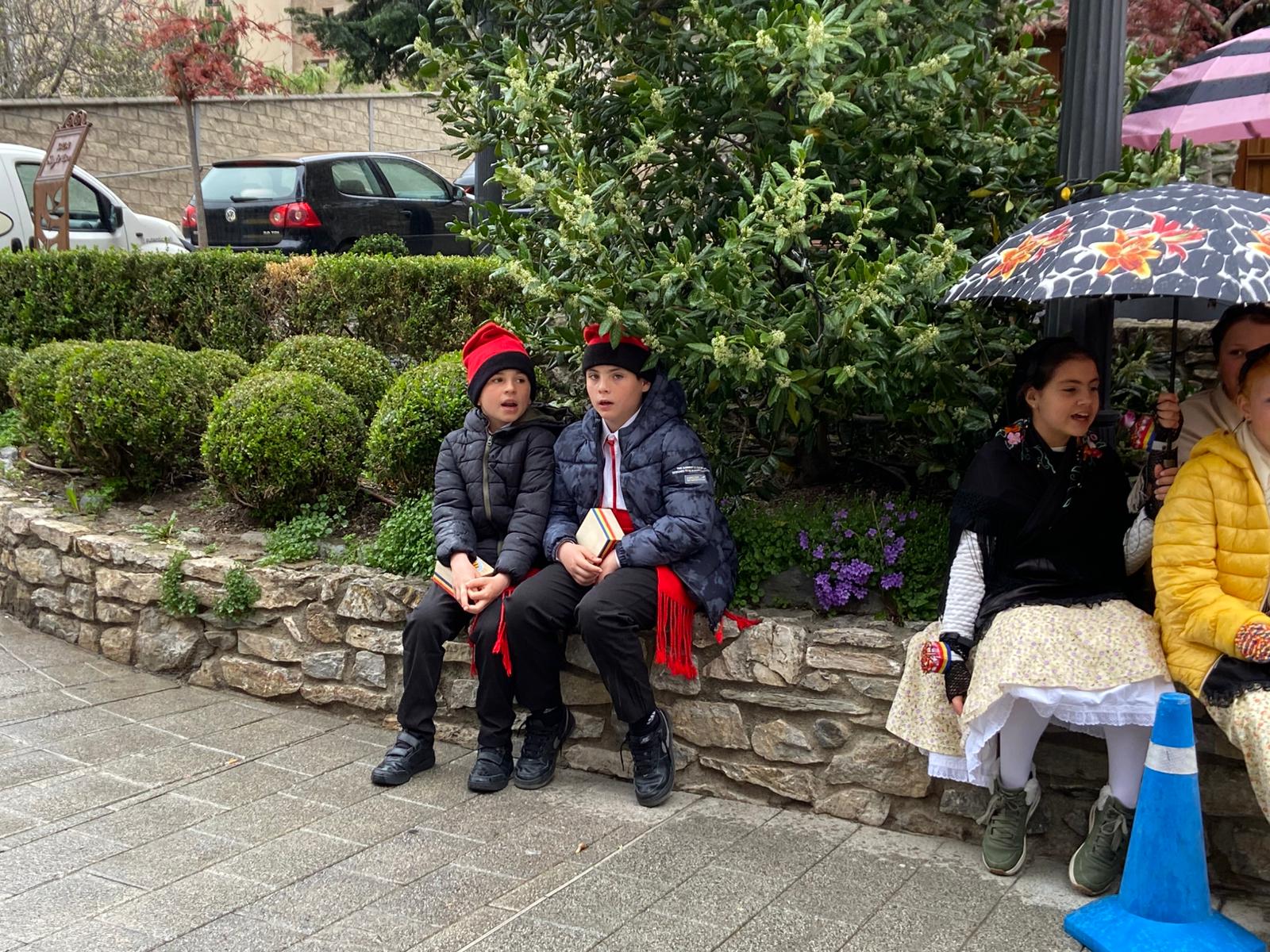 Alguns han trobat aixopluc sota els arbres. 