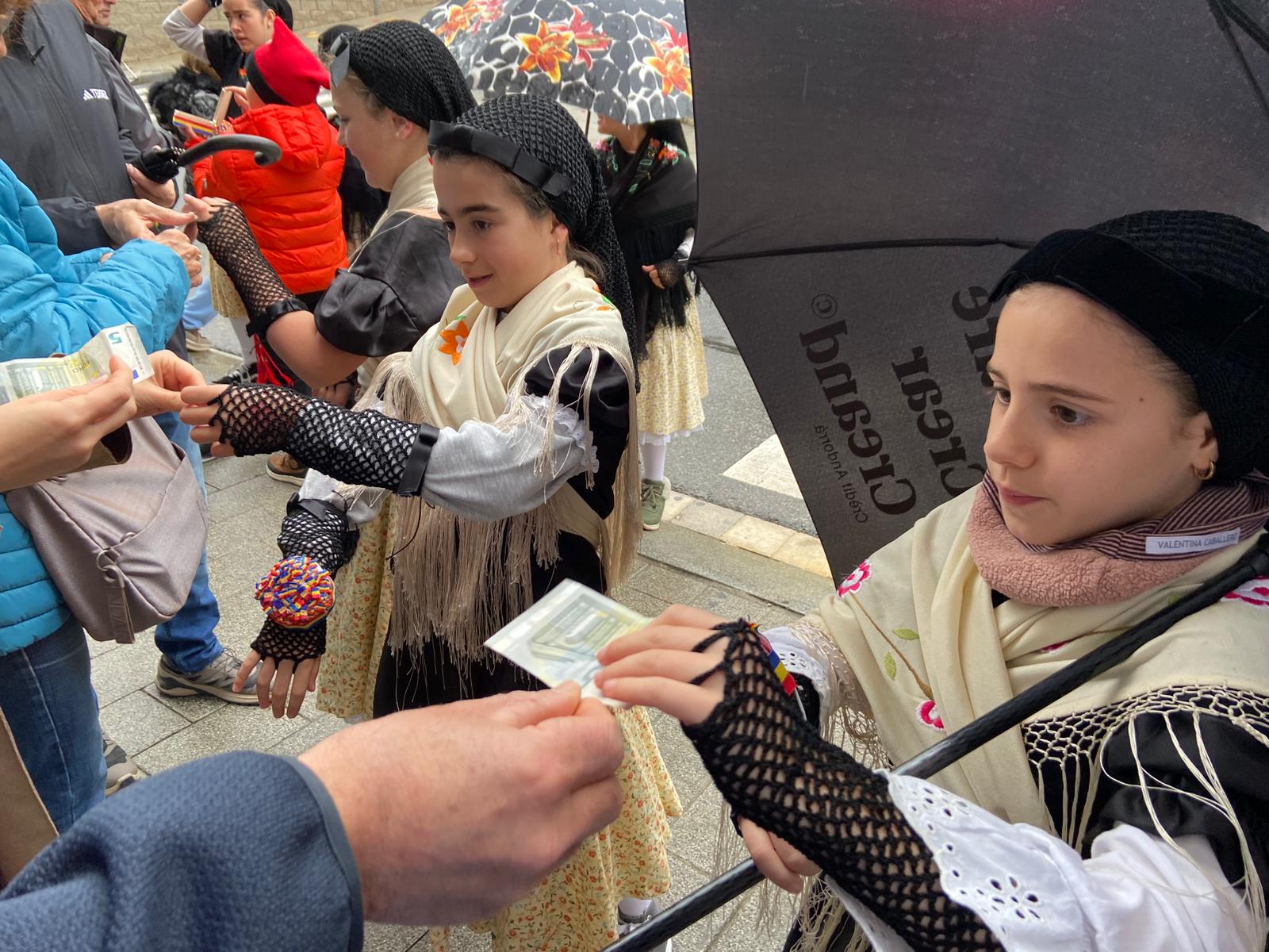 Els més petits, demanant la voluntat a pares i veïns. 