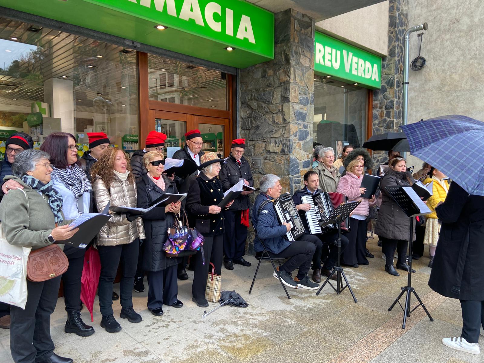 La Coral, davant la farmàcia de la parròquia. 