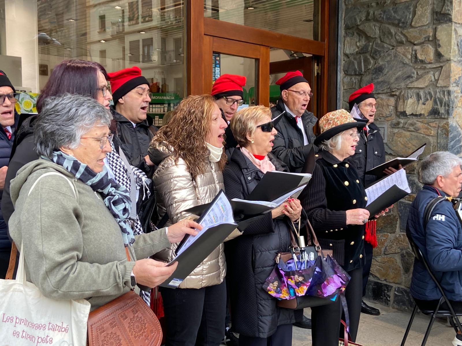 Els més grans mantenen viva una tradició del segle passat.