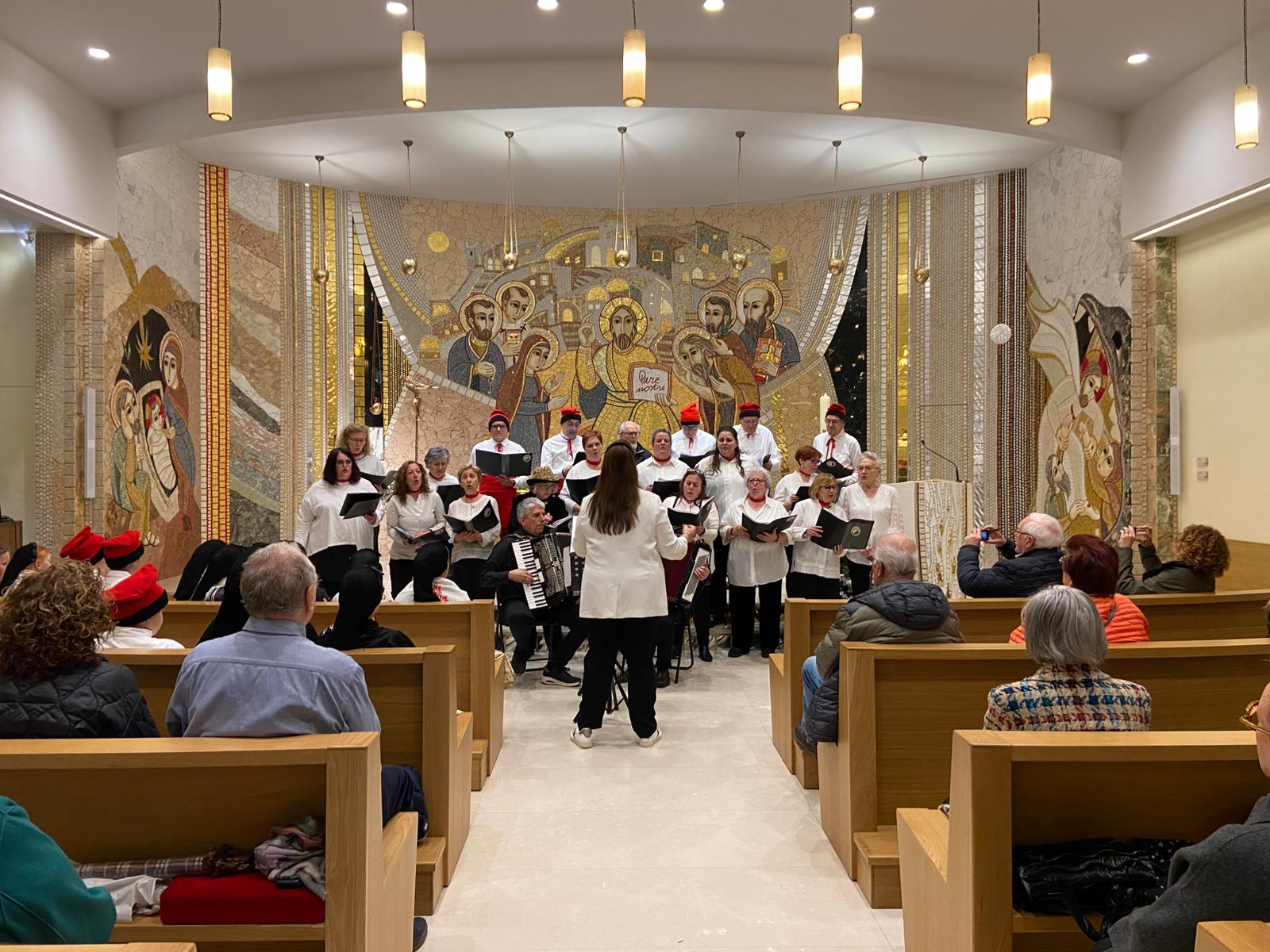 Fi de la cantada en una església repleta de fidels. 