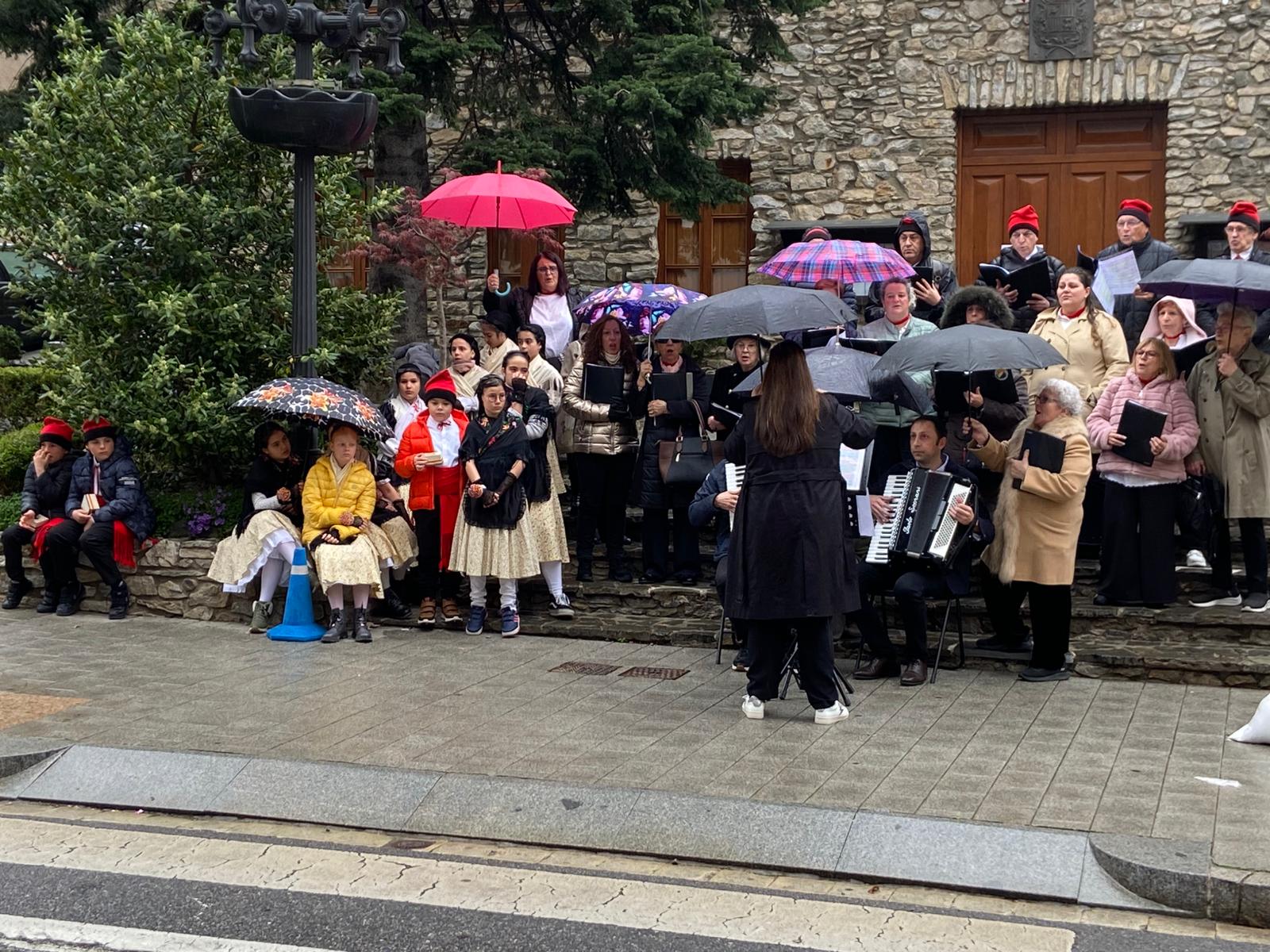 Han sonat les onze i la pluja ha començat a fer acte de presència. 