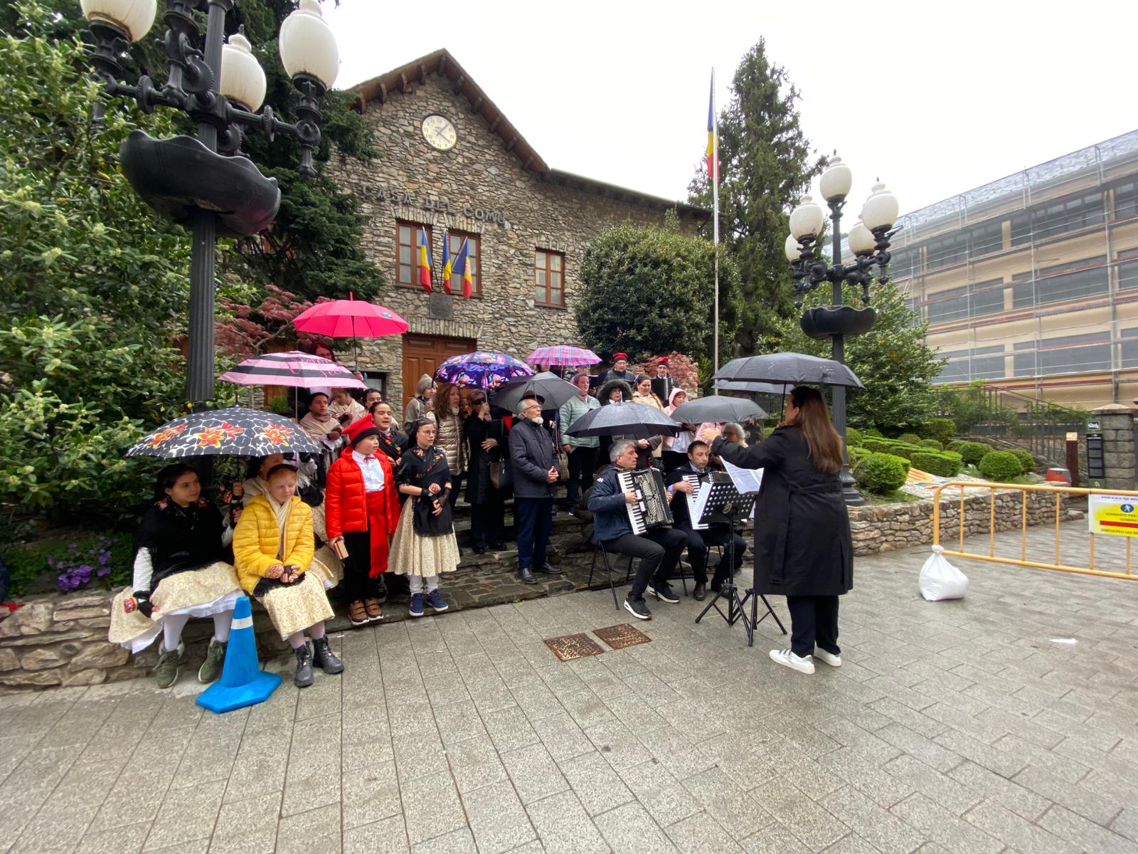 La Coral i els més petits, davant la Casa Comuna. 