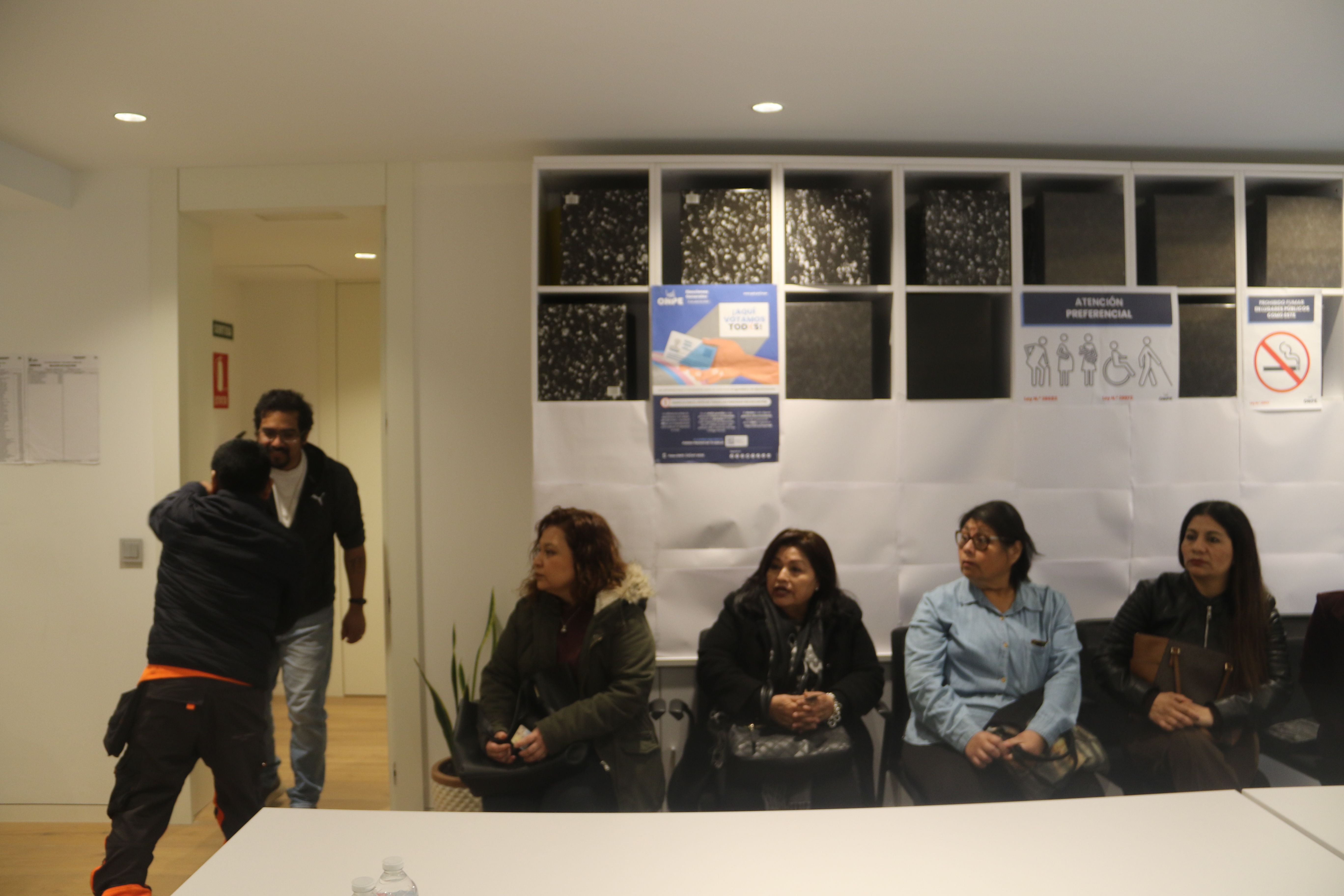 Esperant per votar. Esperant per votar.