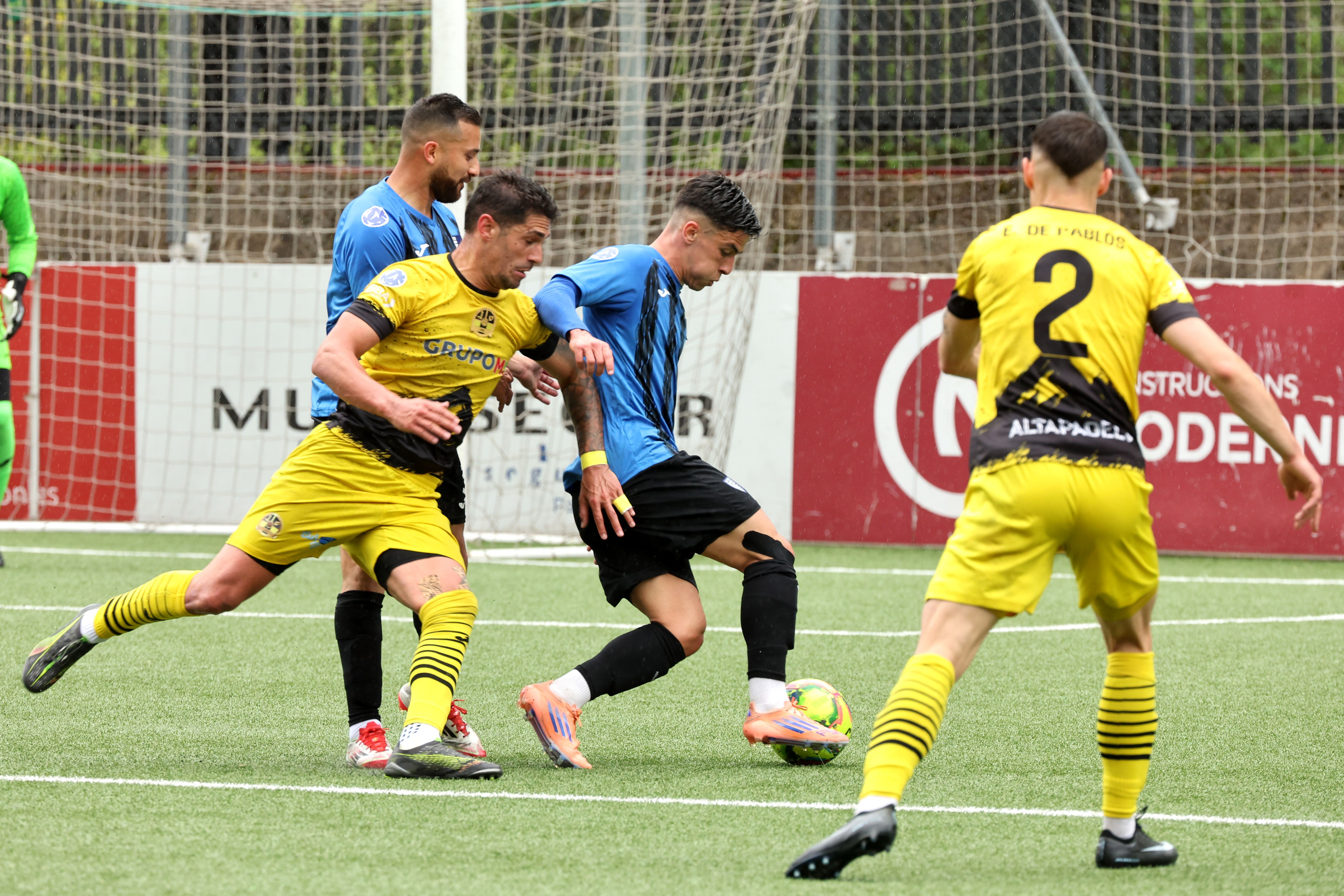 Duel intens a Borda Mateu entre Inter Escaldes i UE Santa Coloma que s'ha saldat amb empat. Duel intens a Borda Mateu entre Inter Escaldes i UE Santa Coloma que s'ha saldat amb empat.