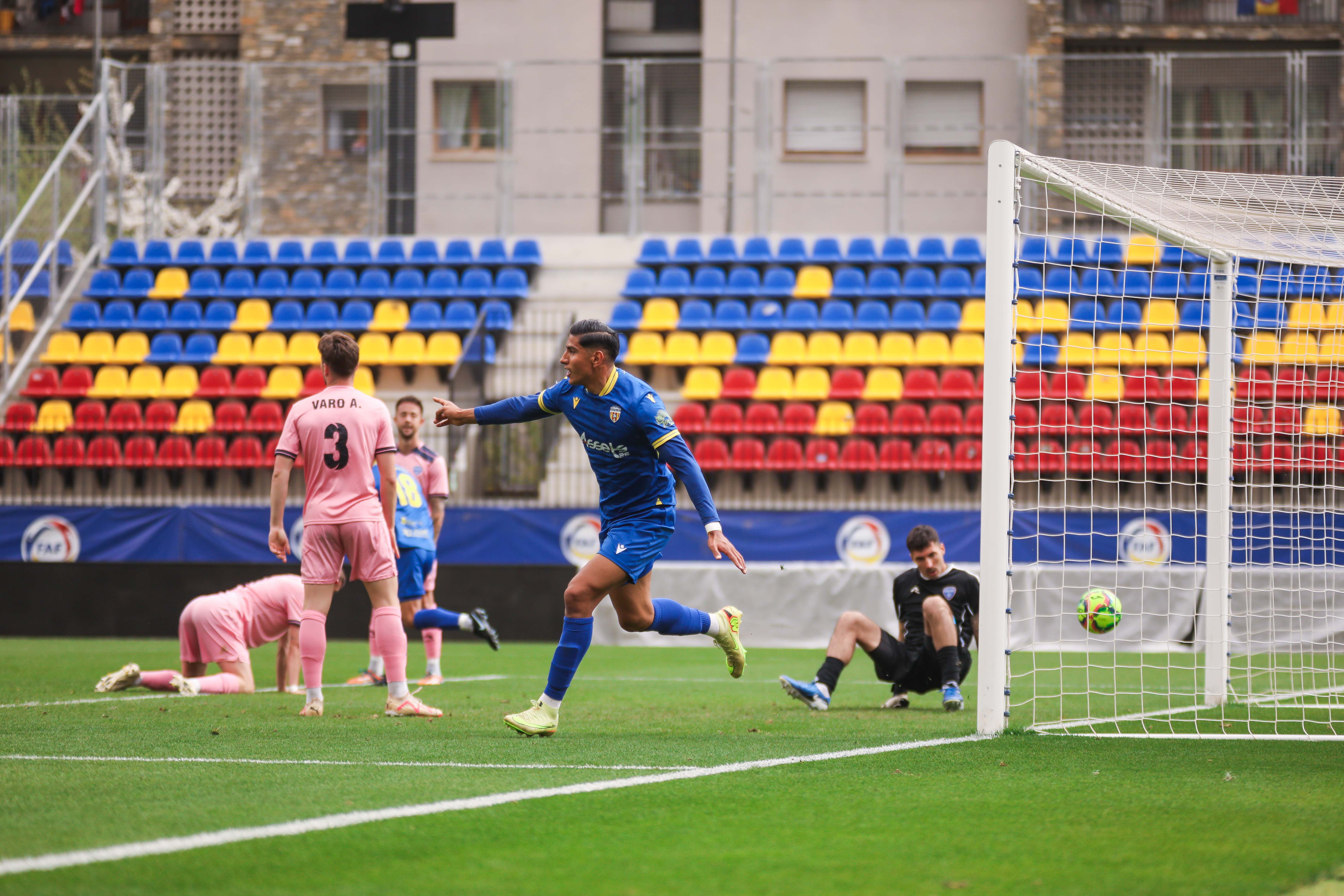 Armando León, celebrant un dels gols del Ranger's.