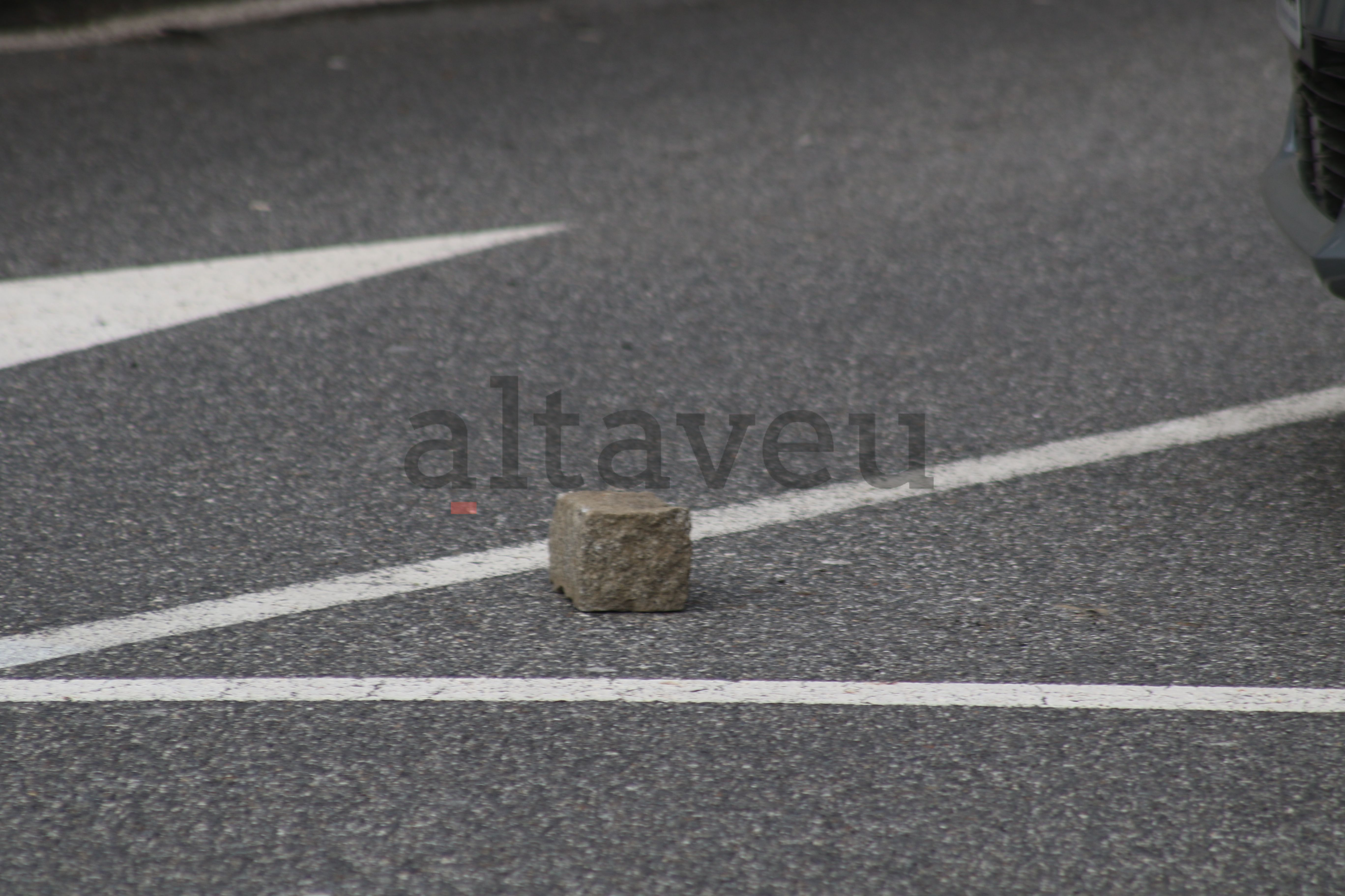 Un dels rocs que hauria llançat l'home detingut.