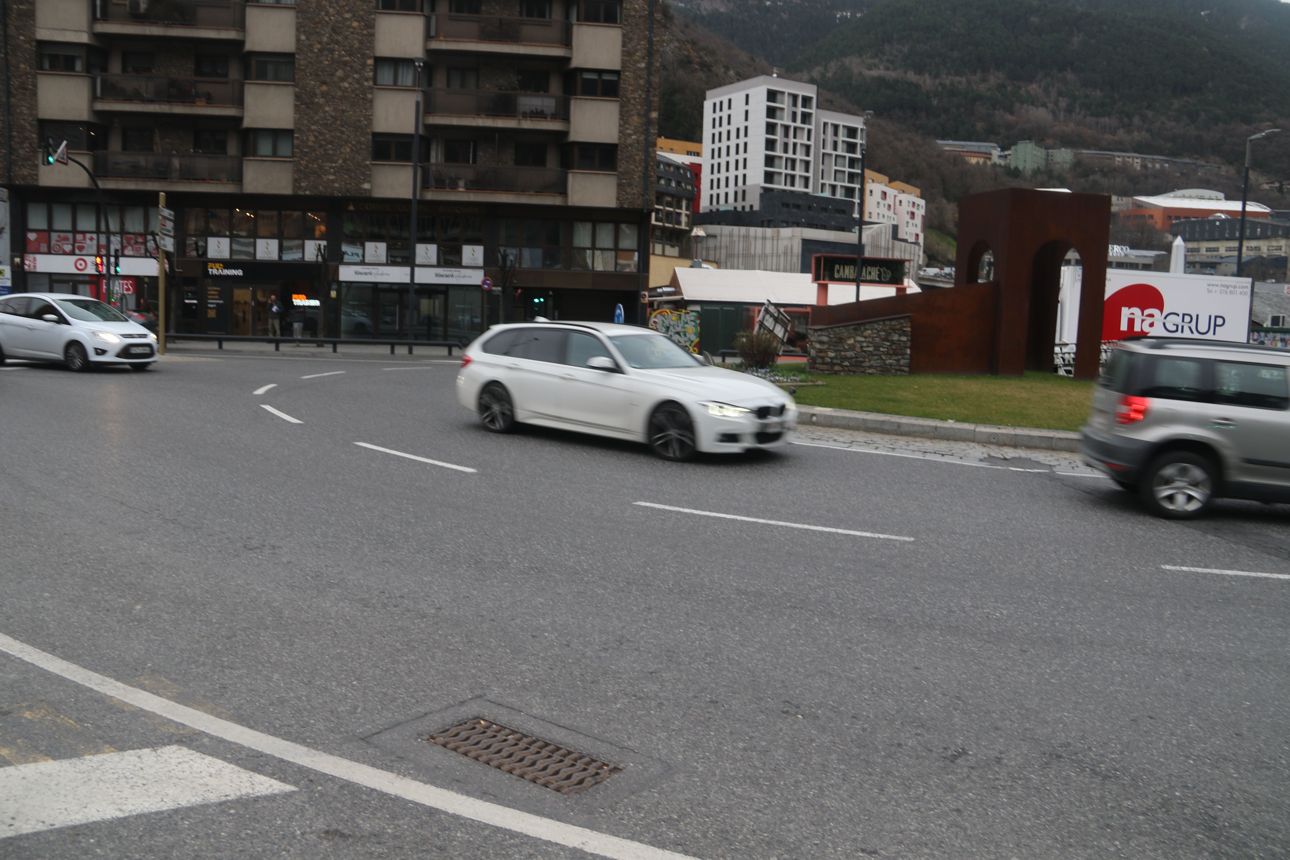 Un dels accidents que ha comportat detenció ha tingut lloc aquesta matinada a la rotonda de Prada Casadet.