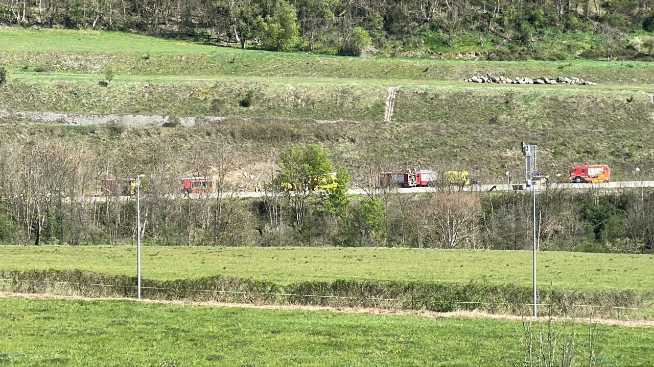 L'helicòpter, amagat enmig dels arbres a l'N-145.