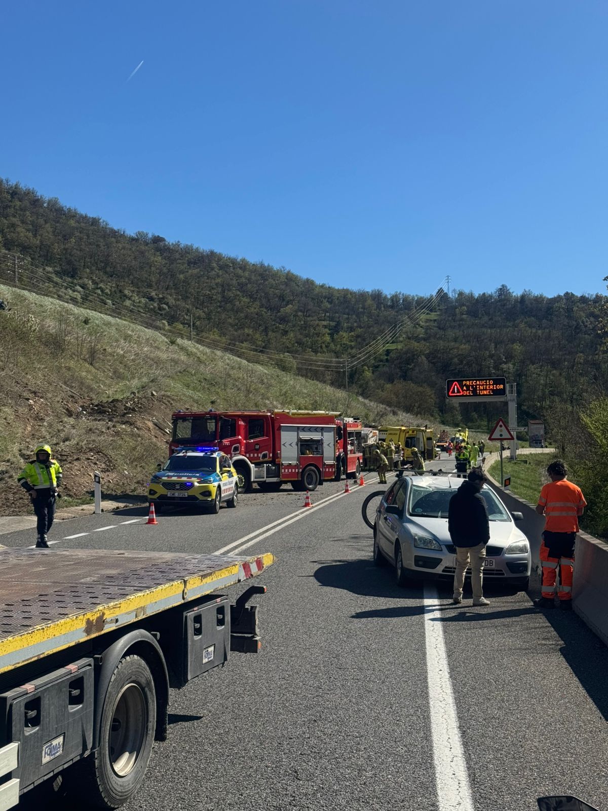 L'accident ha implicat un altre turisme que també ha sofert danys.