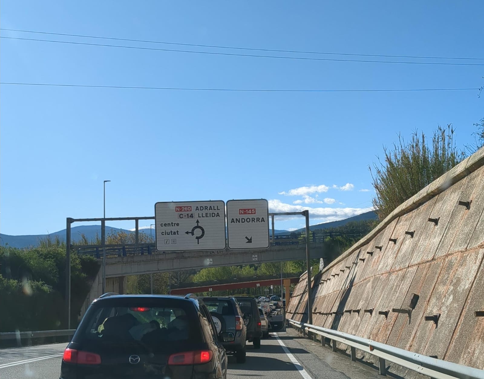 Cua de cotxes a la rotonda de la Seu d'Urgell.