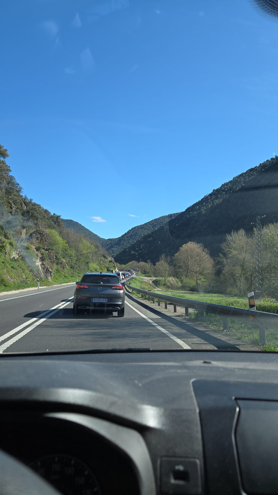 La N-145, plena de vehicles esperant.  