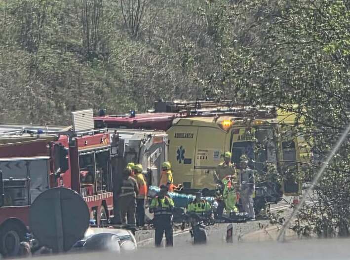 Els cossos d'emergència, amb el ferit. 