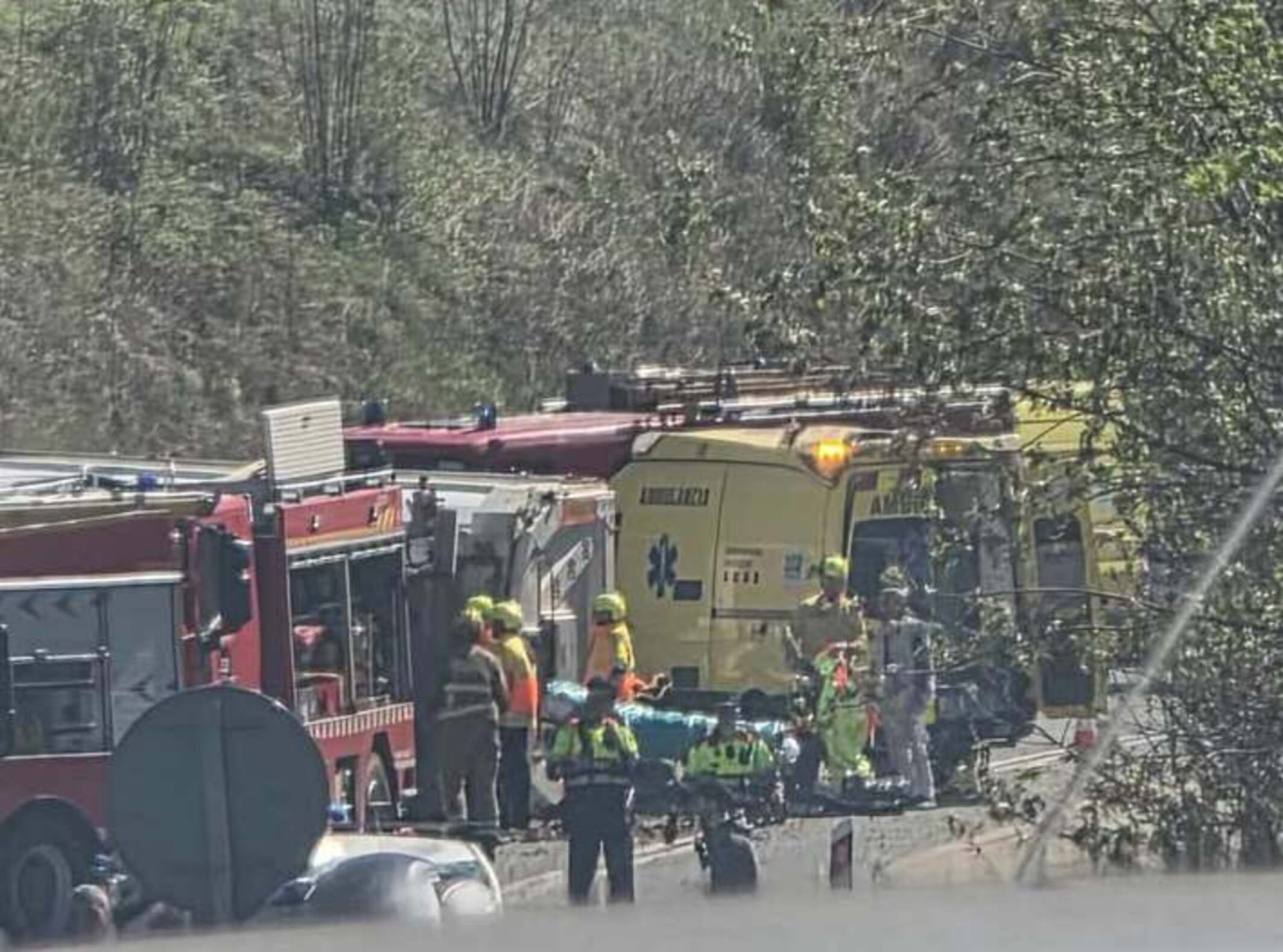 Els serveis d'emergències actuant al lloc de l'accident i atenent el ferit.