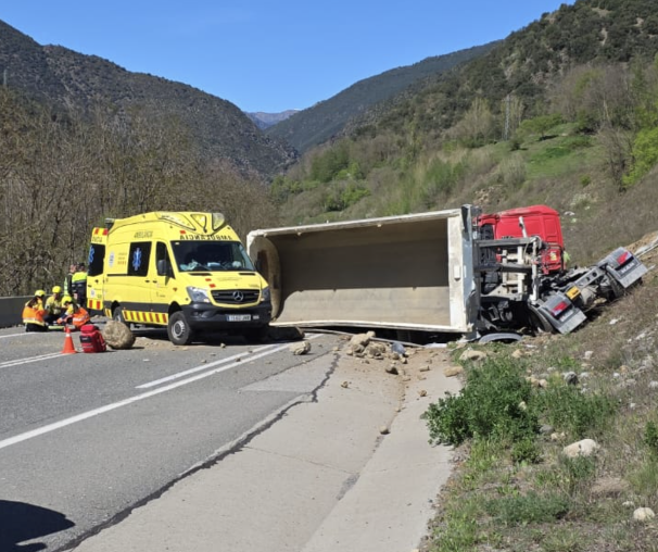 El camió bolcat, amb l'ambulàncies d'Emergències.