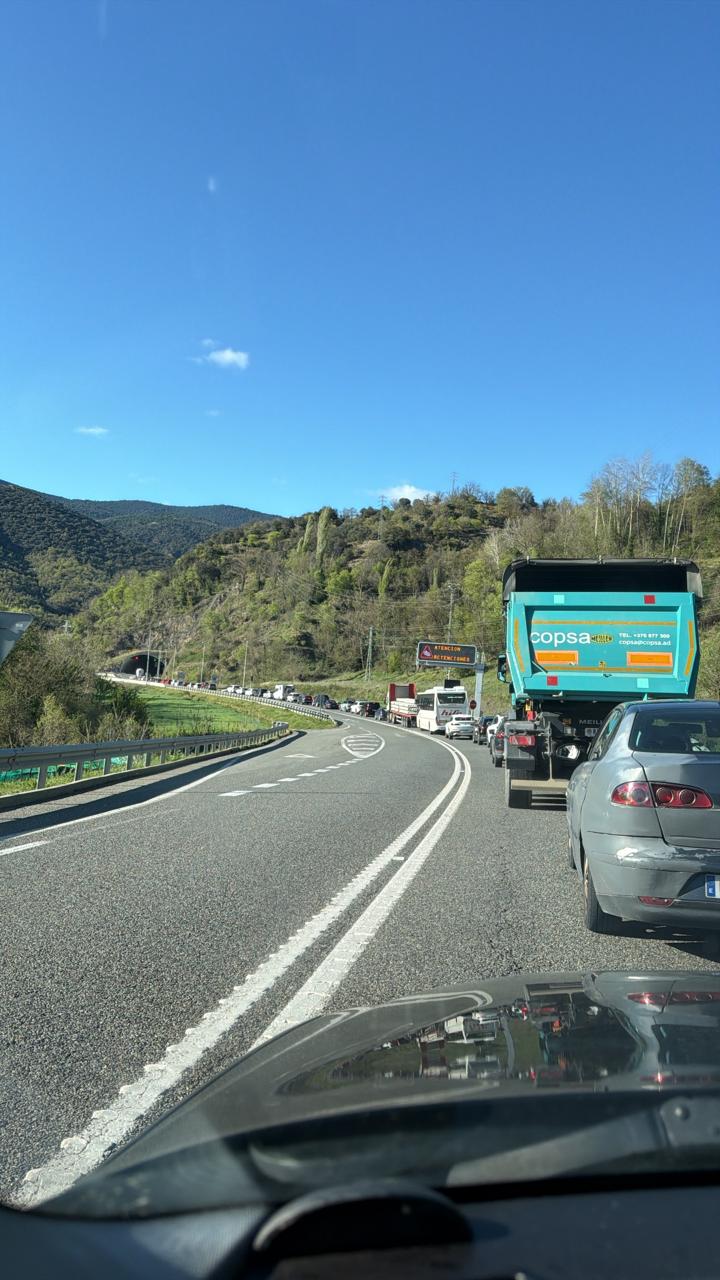 Més cua un cop represa la circulació amb pas alternatiu. 