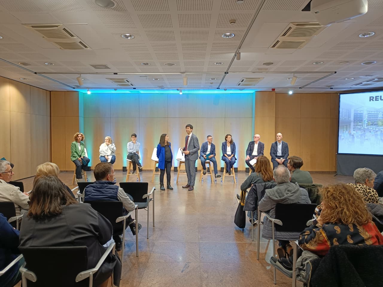 Els cònsols d'Andorra la Vella, Olalla Losada i Sergi González, a la sala del Centre de Congressos. 