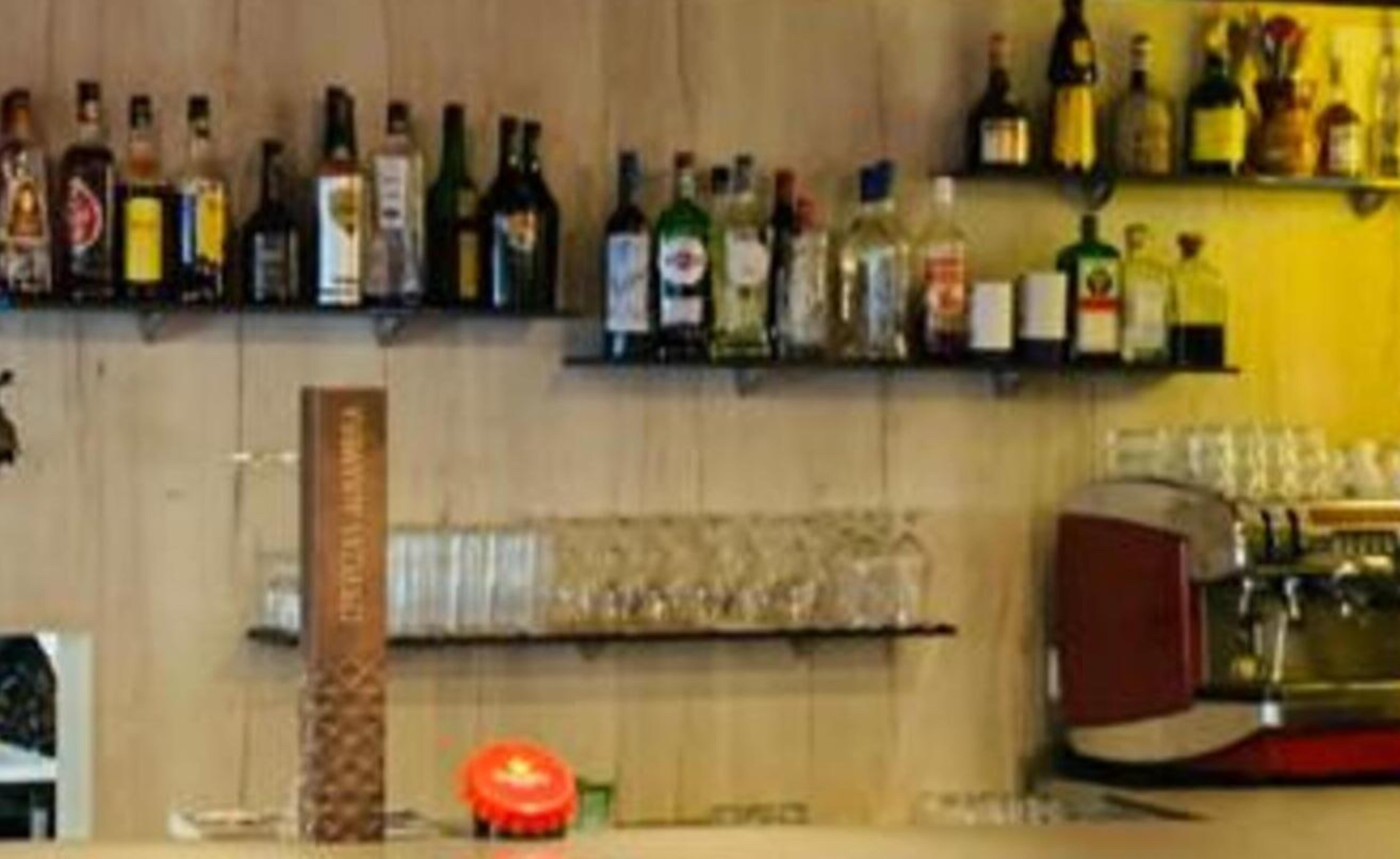 Una imatge de la barra del bar. Una imatge de la barra del bar.