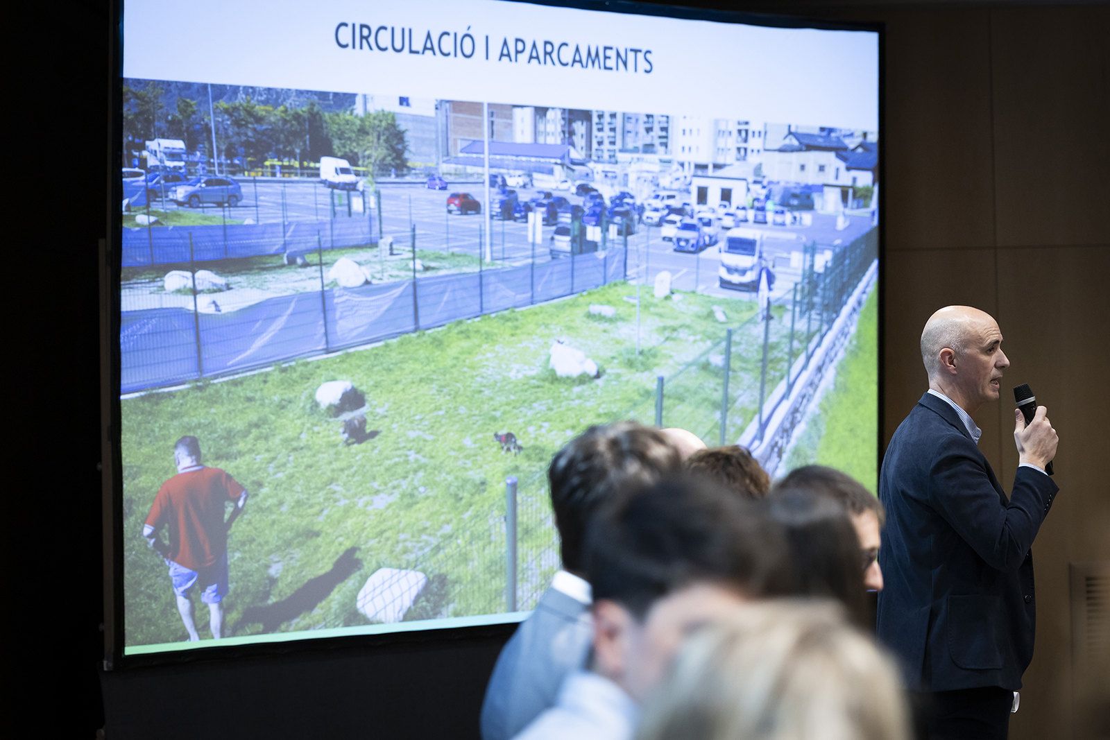 El conseller Xavier Surana durant la reunió de poble. El conseller Xavier Surana durant la reunió de poble.