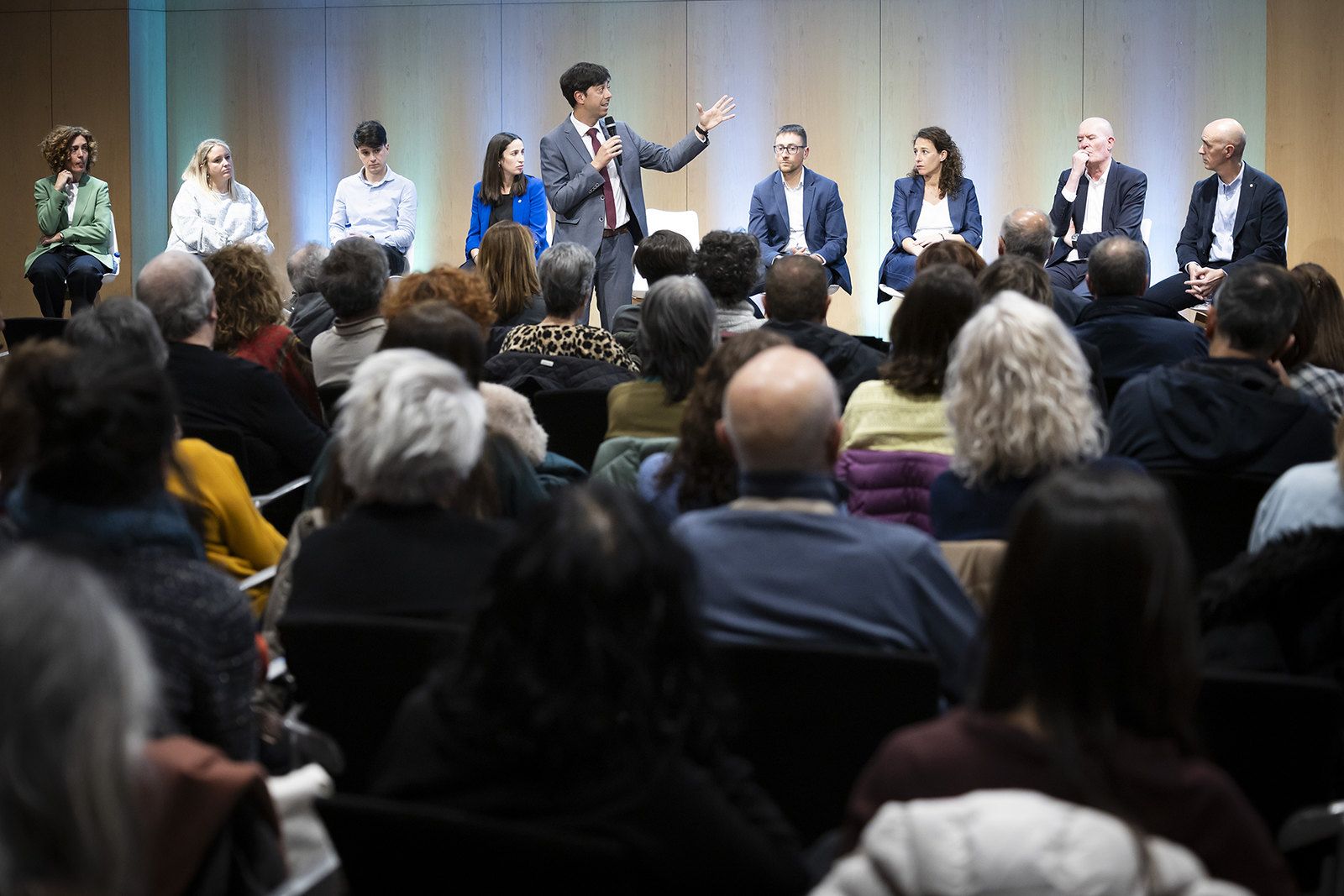 El cònsol major, Sergi González, intervenint a la reunió de poble.