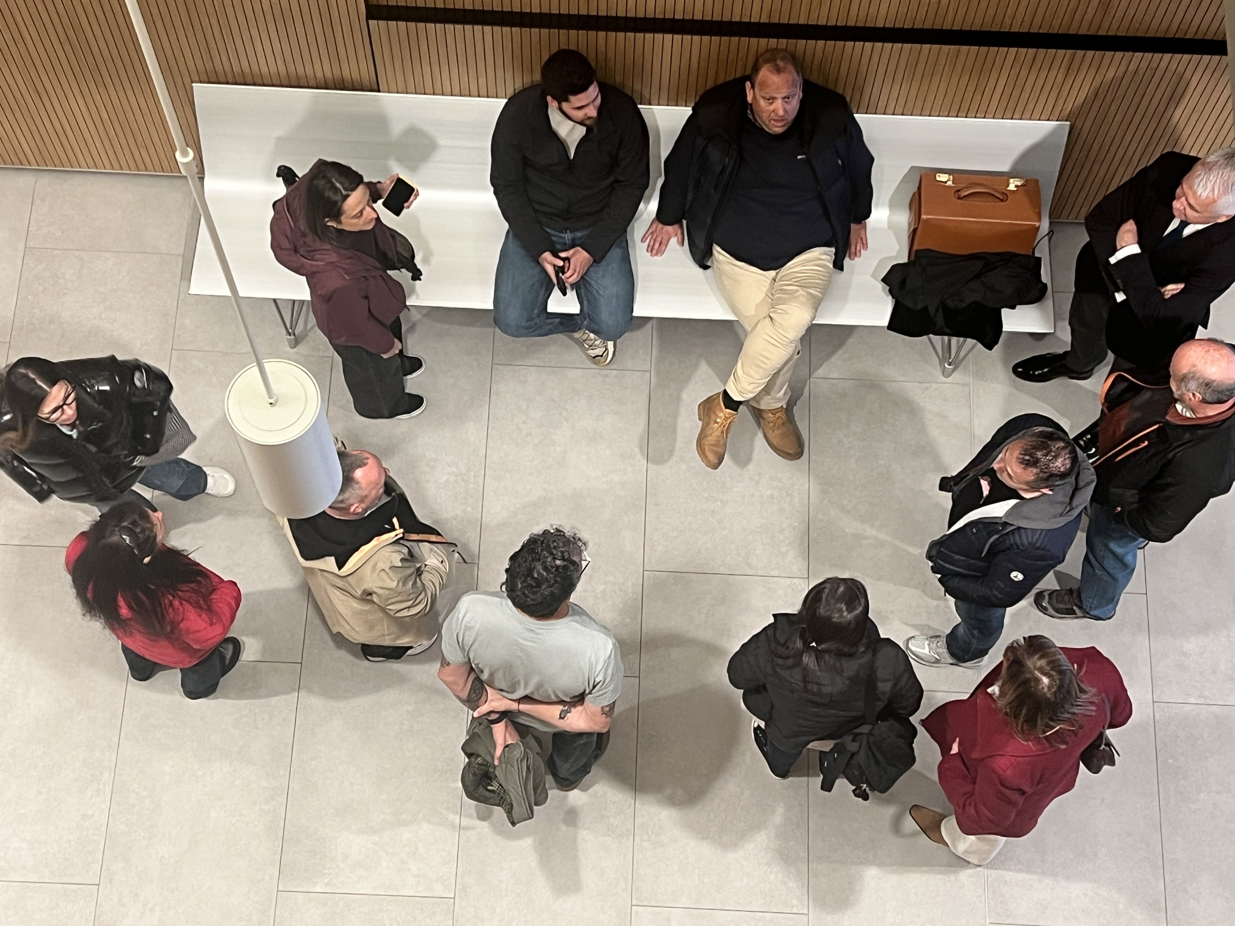 Alguns dels demandants amb l'advocat just abans d'entrar a la sala. Alguns dels demandants amb l'advocat just abans d'entrar a la sala.