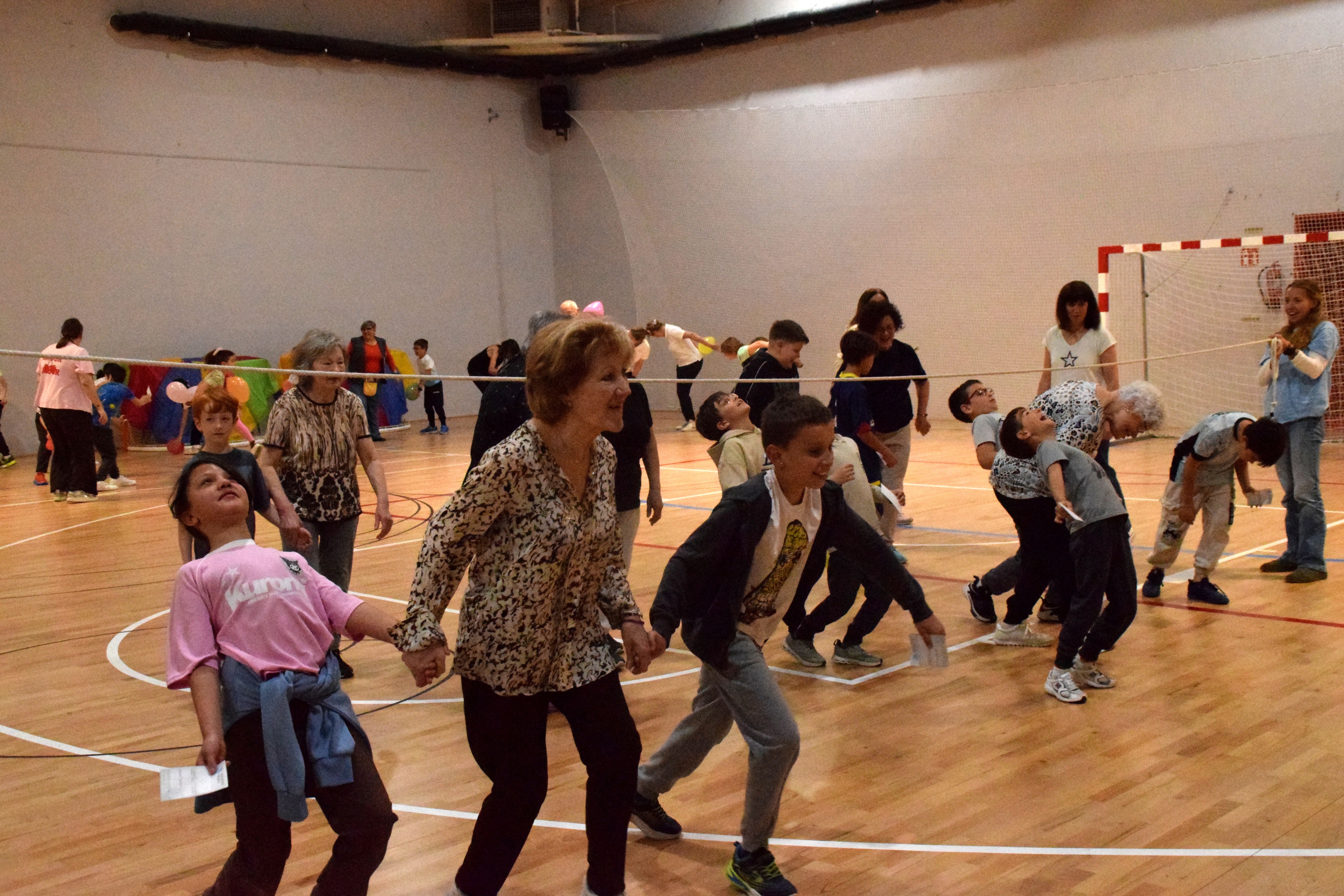 Padrins i infants en una activitat col·lectiva. Padrins i infants en una activitat col·lectiva.