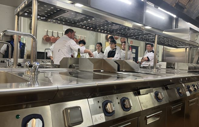 El xef i membre del jurat Pep Moreno, ensenyant als alumnes del Lycée a fel el fricandó. El xef i membre del jurat Pep Moreno, ensenyant als alumnes del Lycée a fel el fricandó.