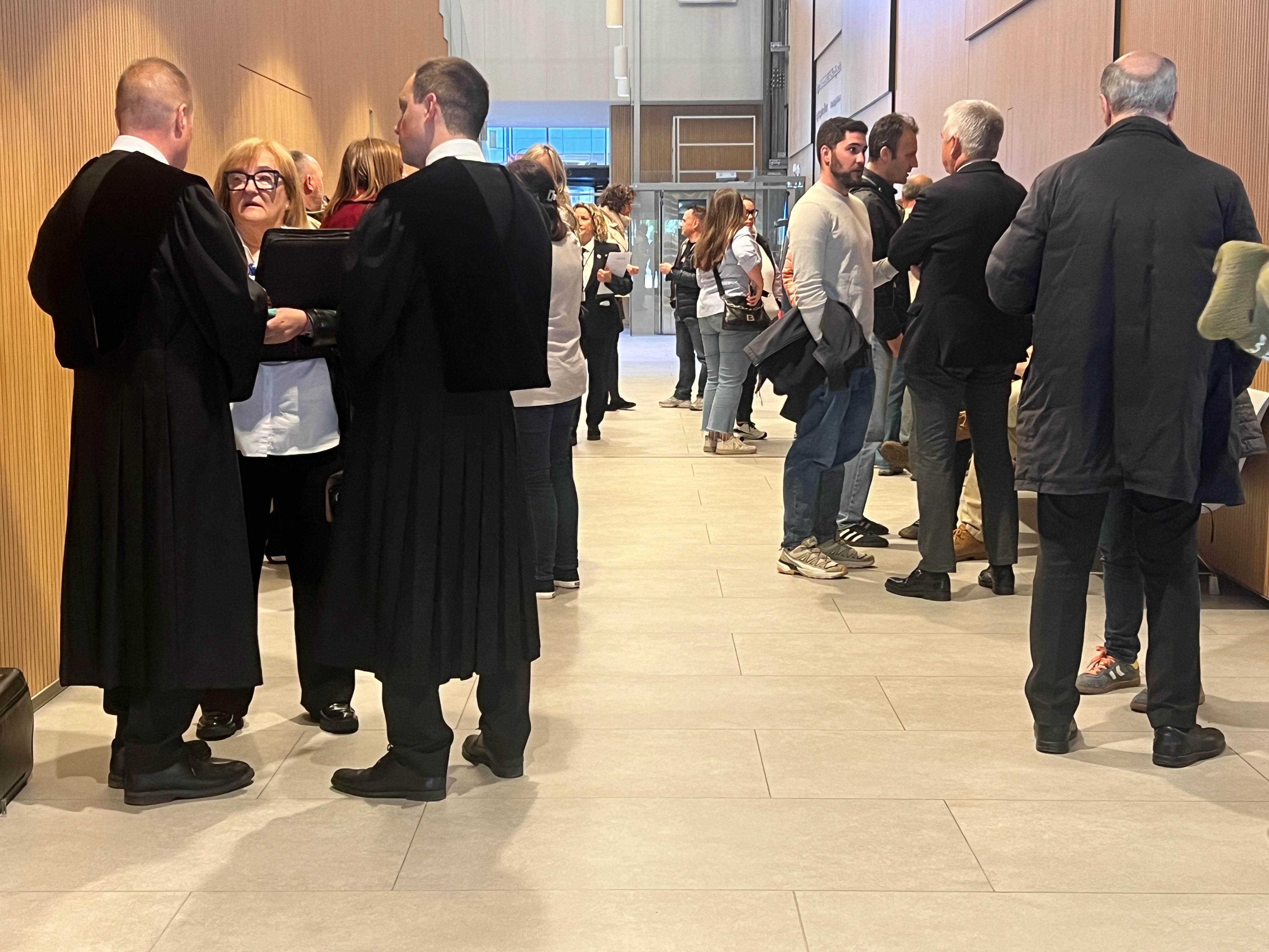 Representants de les parts poca estona abans d'iniciar-se la vista, just a l'exterior de la sala magna.