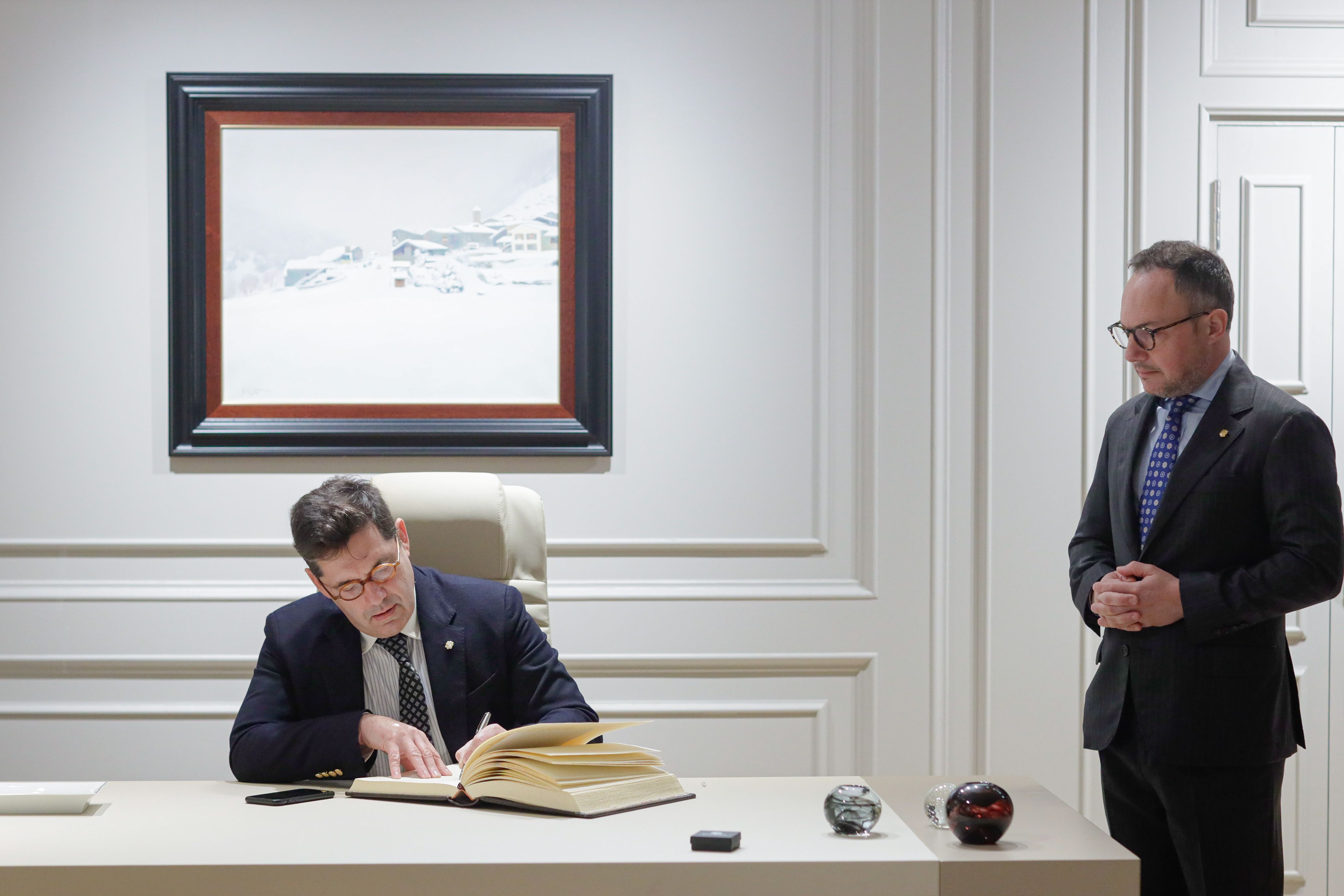 Georges-François Leclerc firmant al llibre d'honor del Govern. Georges-François Leclerc firmant al llibre d'honor del Govern.