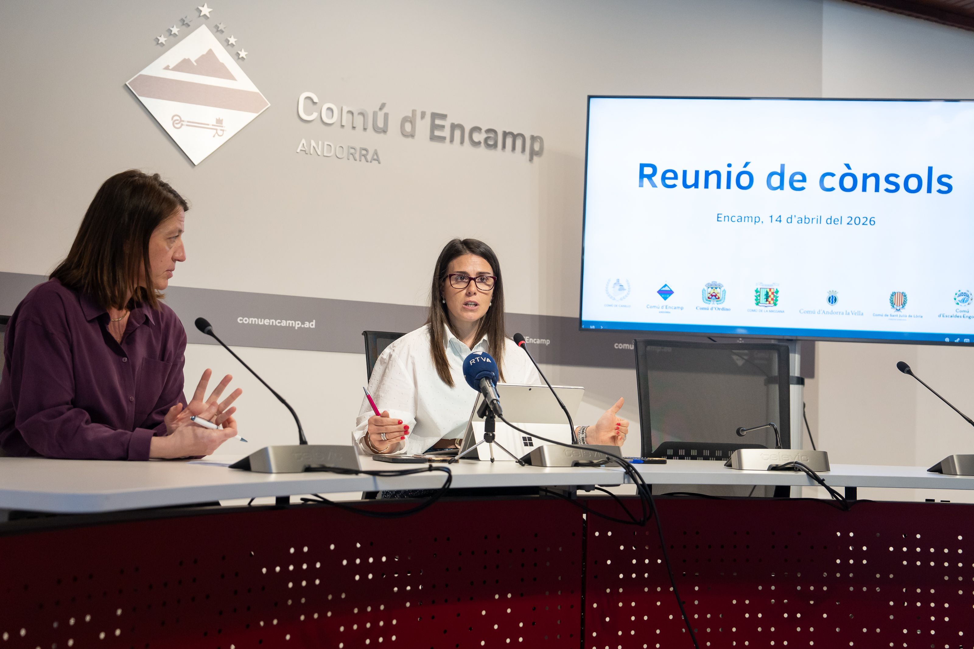 Mas i Coma, donant explicacions en roda de premsa. Mas i Coma, donant explicacions en roda de premsa.