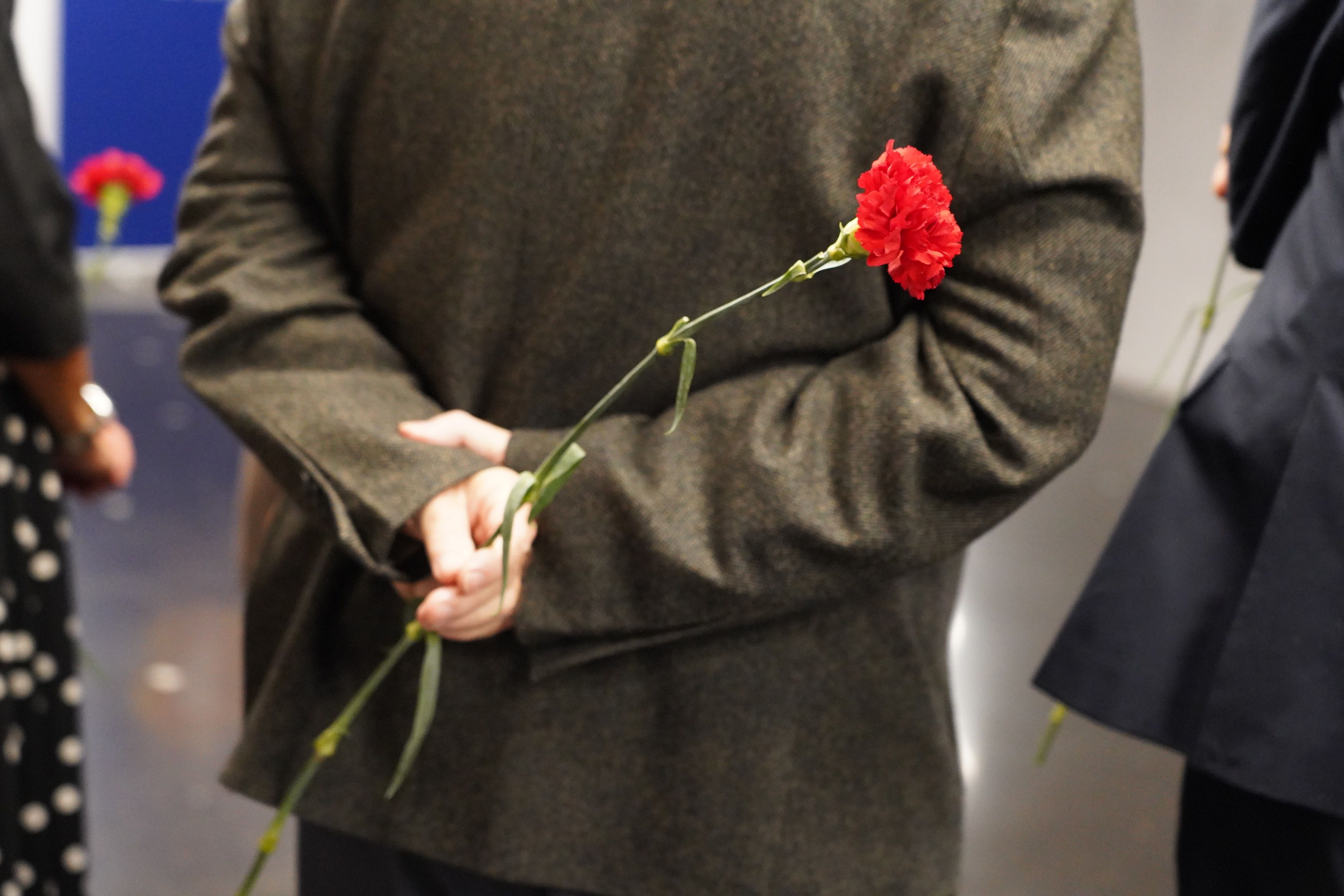 Durant la inauguració han repartit clavells vermells. 