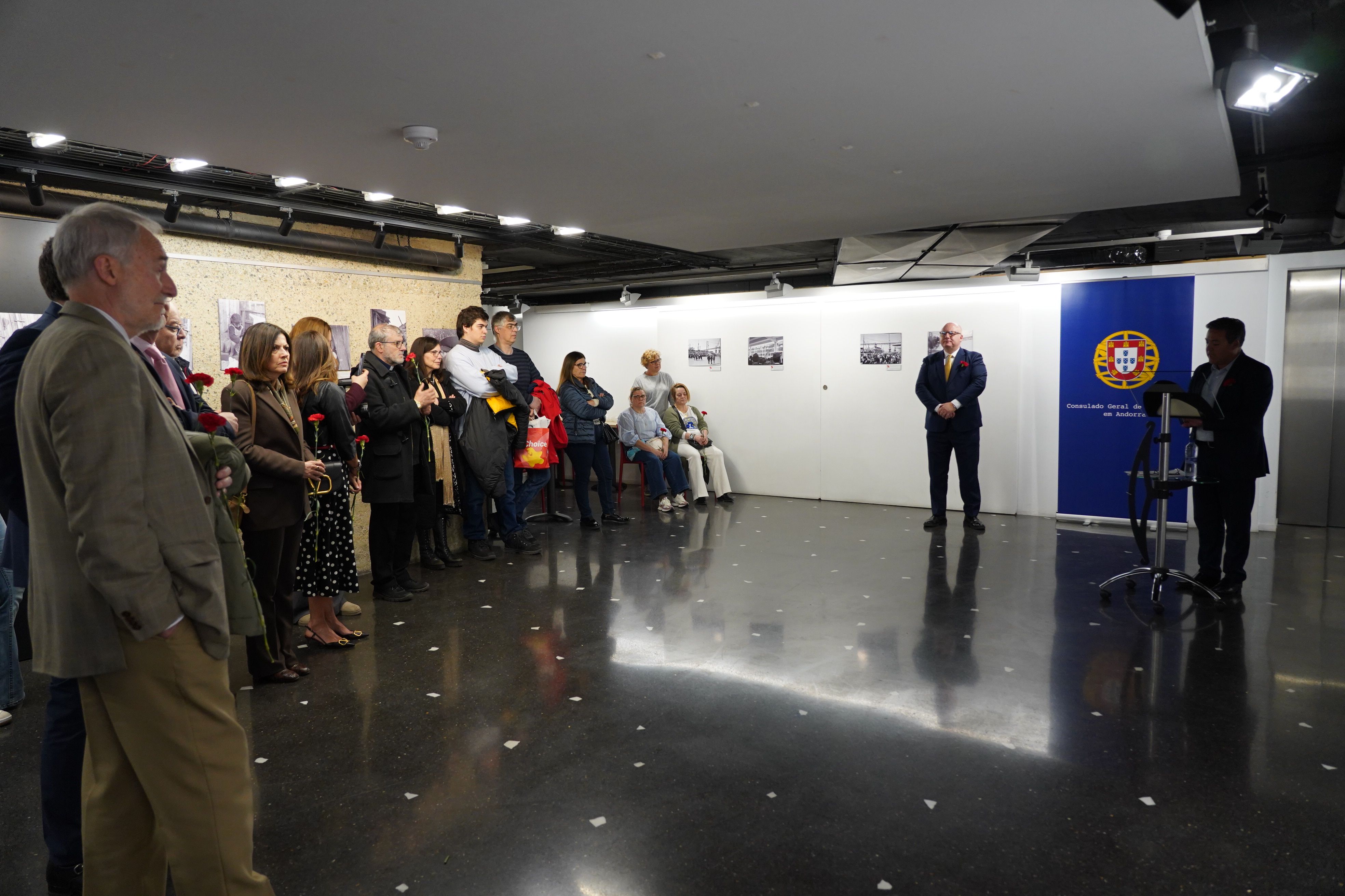 Assistents a l'acte.