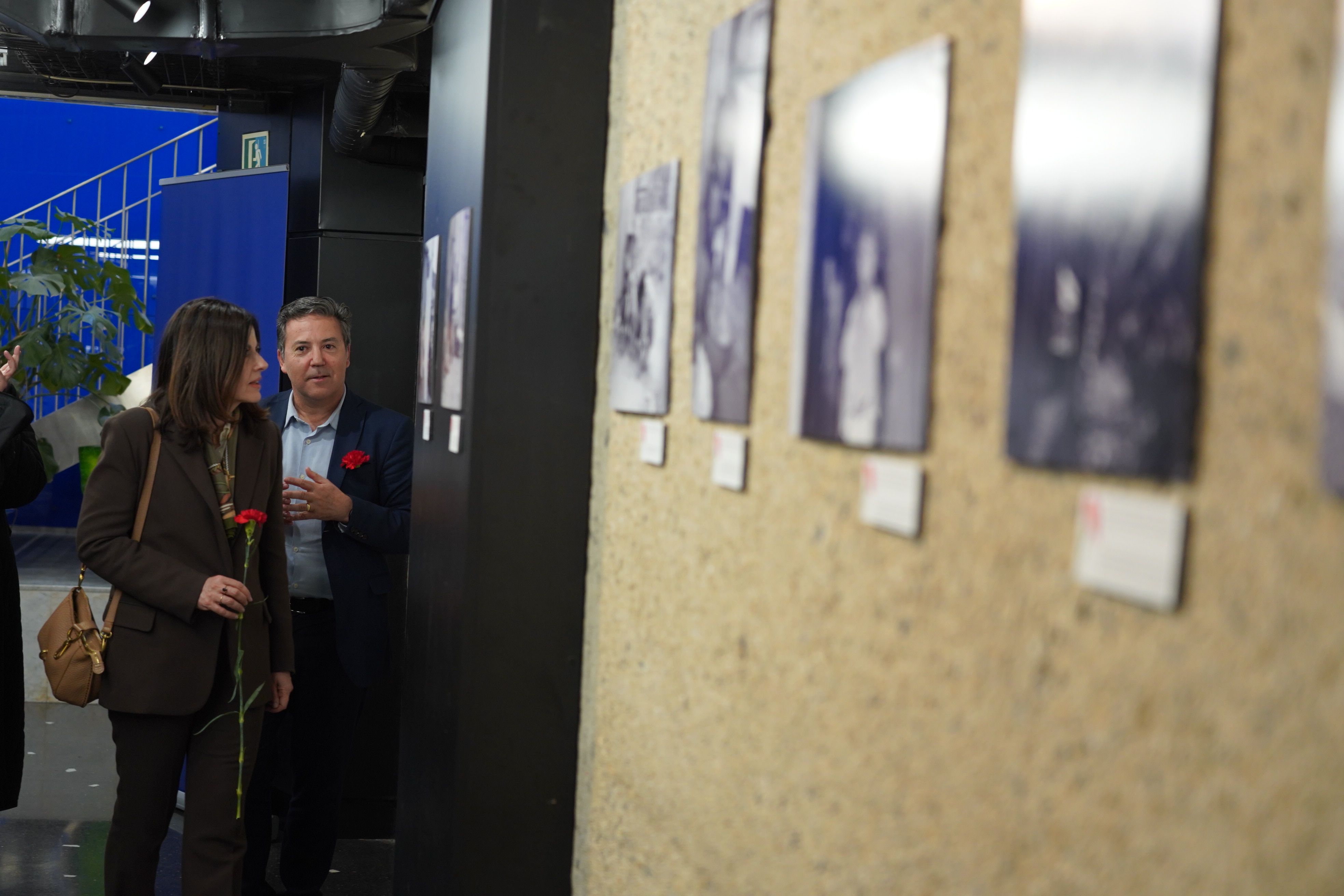 la ministra Tor mirant la exposició.