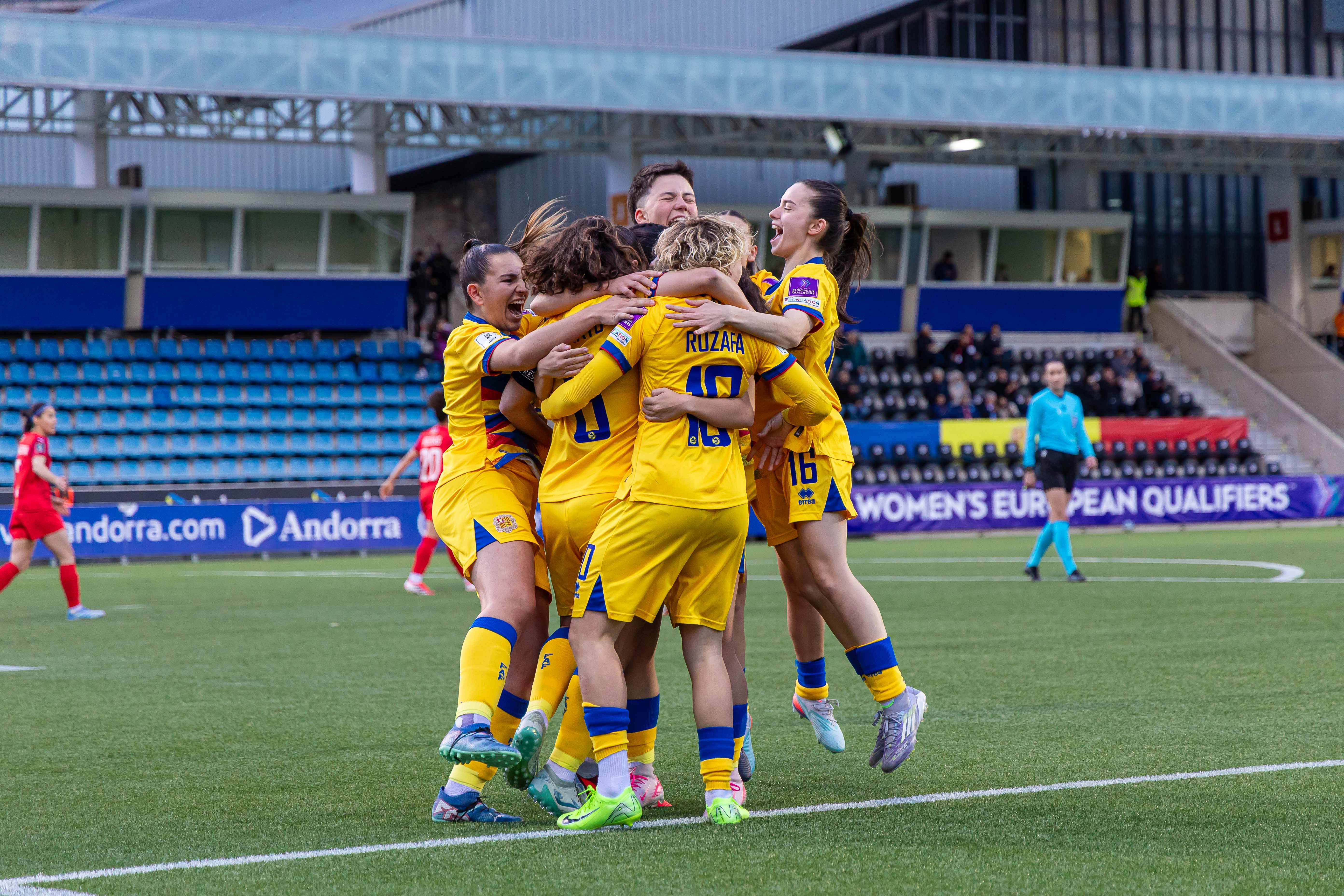 Les jugadores d'Andorra, celebrant el gol de Tere.