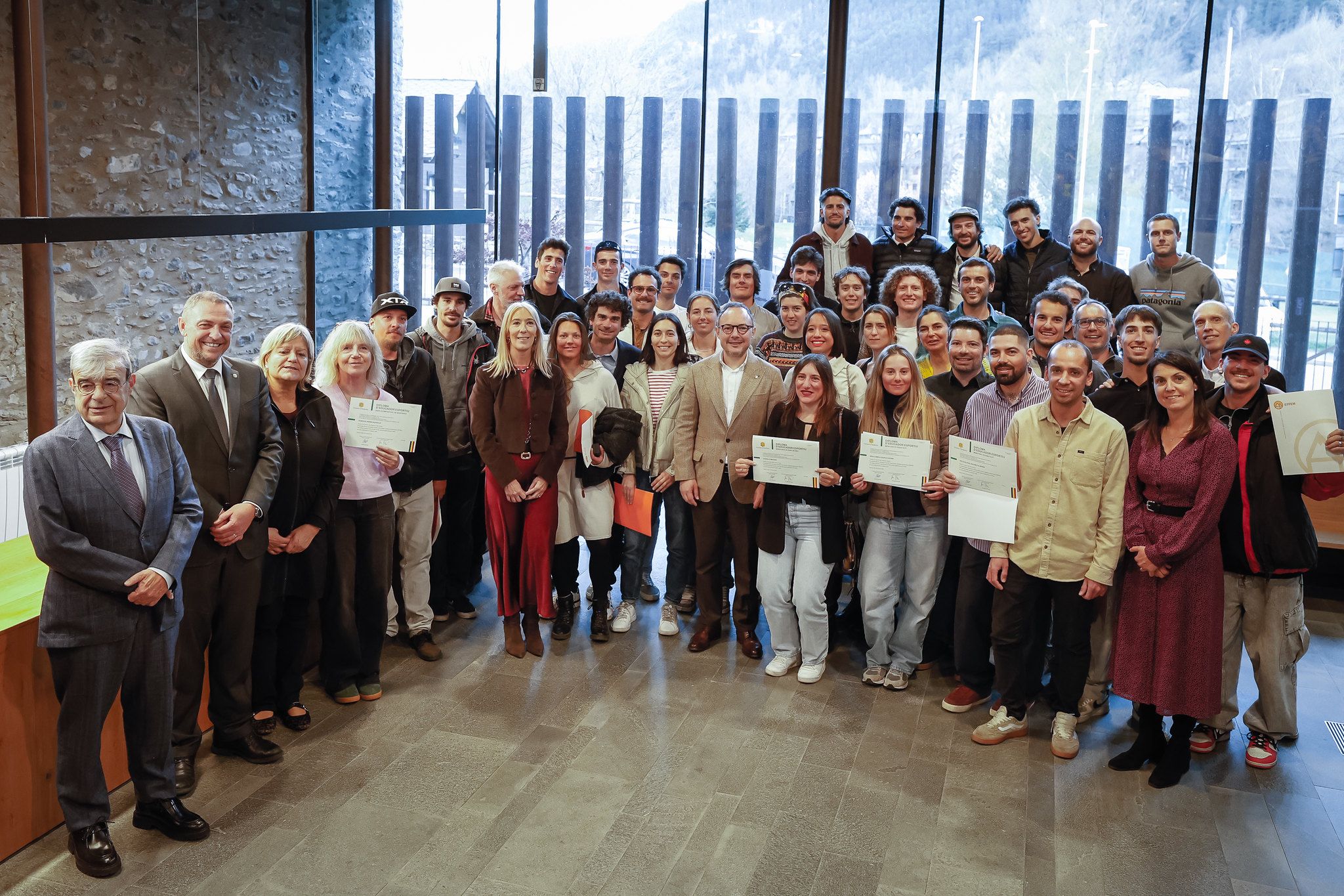 Foto de família dels educadors esportius que han rebut el diploma. Foto de família dels educadors esportius que han rebut el diploma.