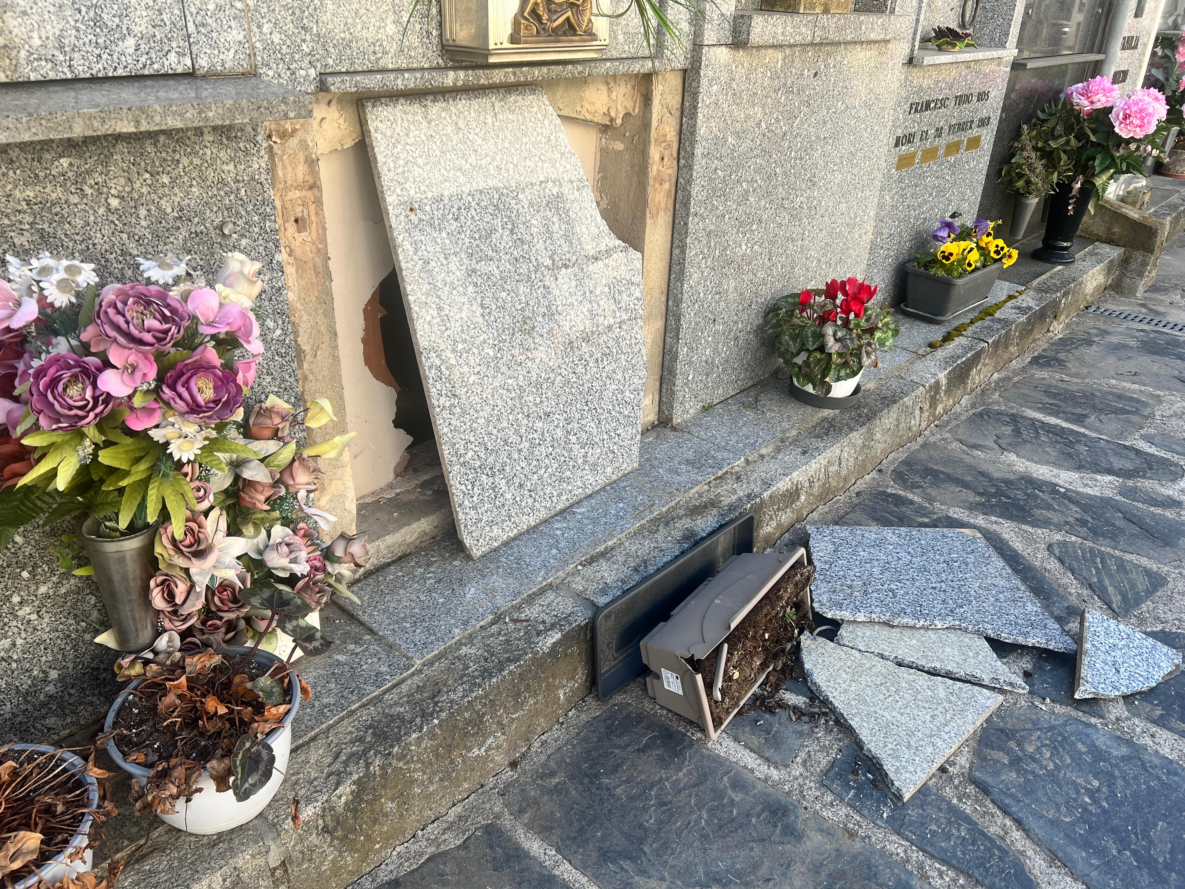 Un dels nínxols malmesos. Un dels nínxols malmesos.