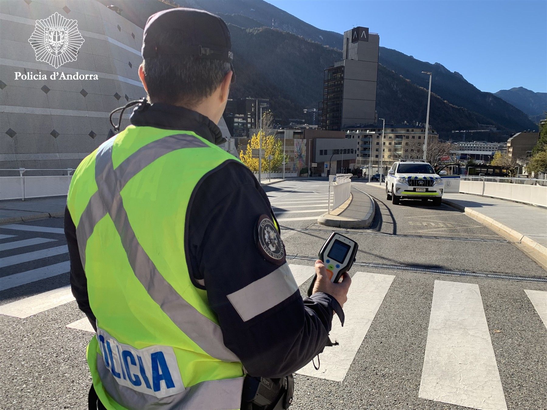 Un agent pendent de fer un control. Un agent pendent de fer un control.