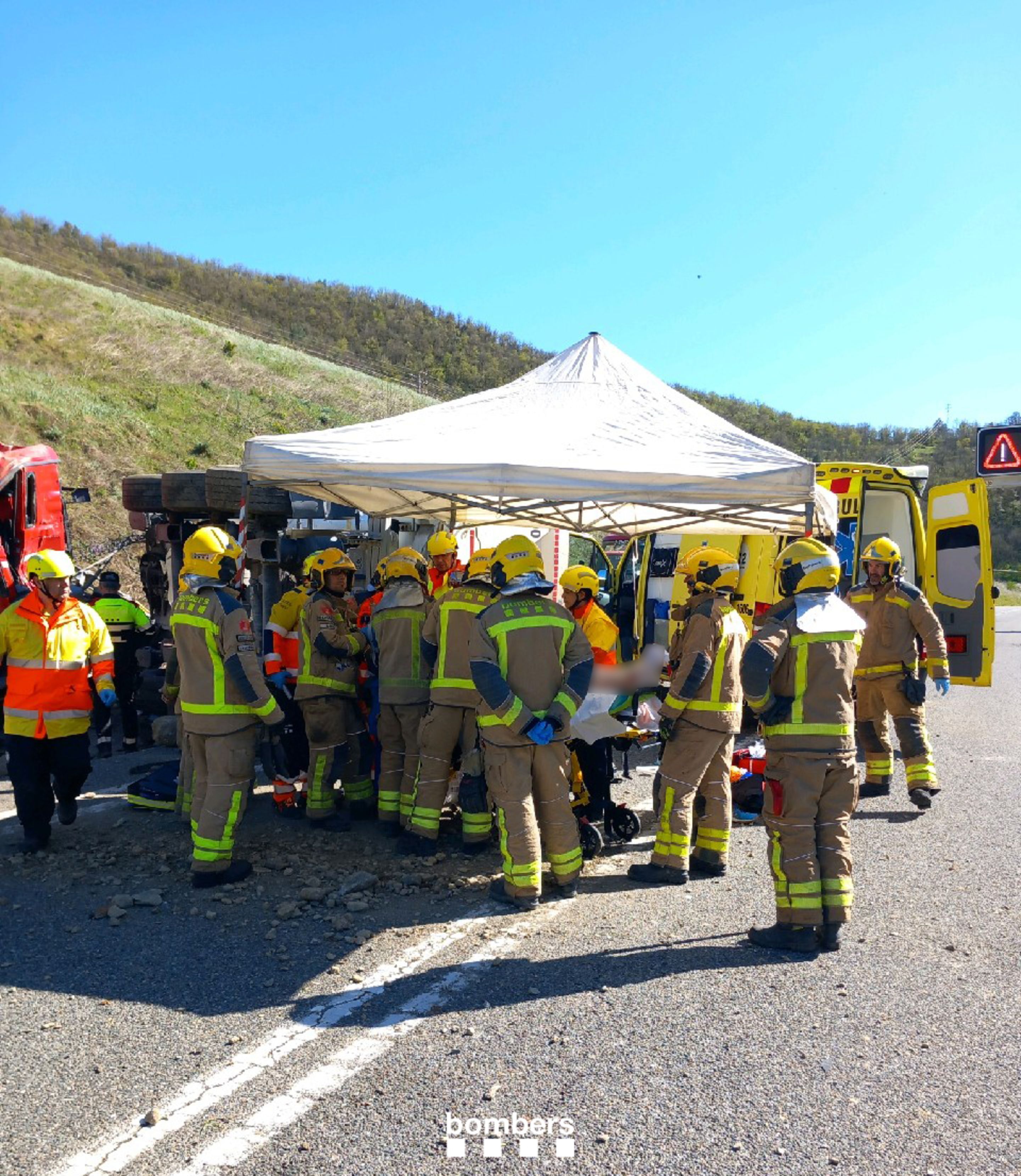 Els bombers amb el conductor ferit. Els bombers amb el conductor ferit.