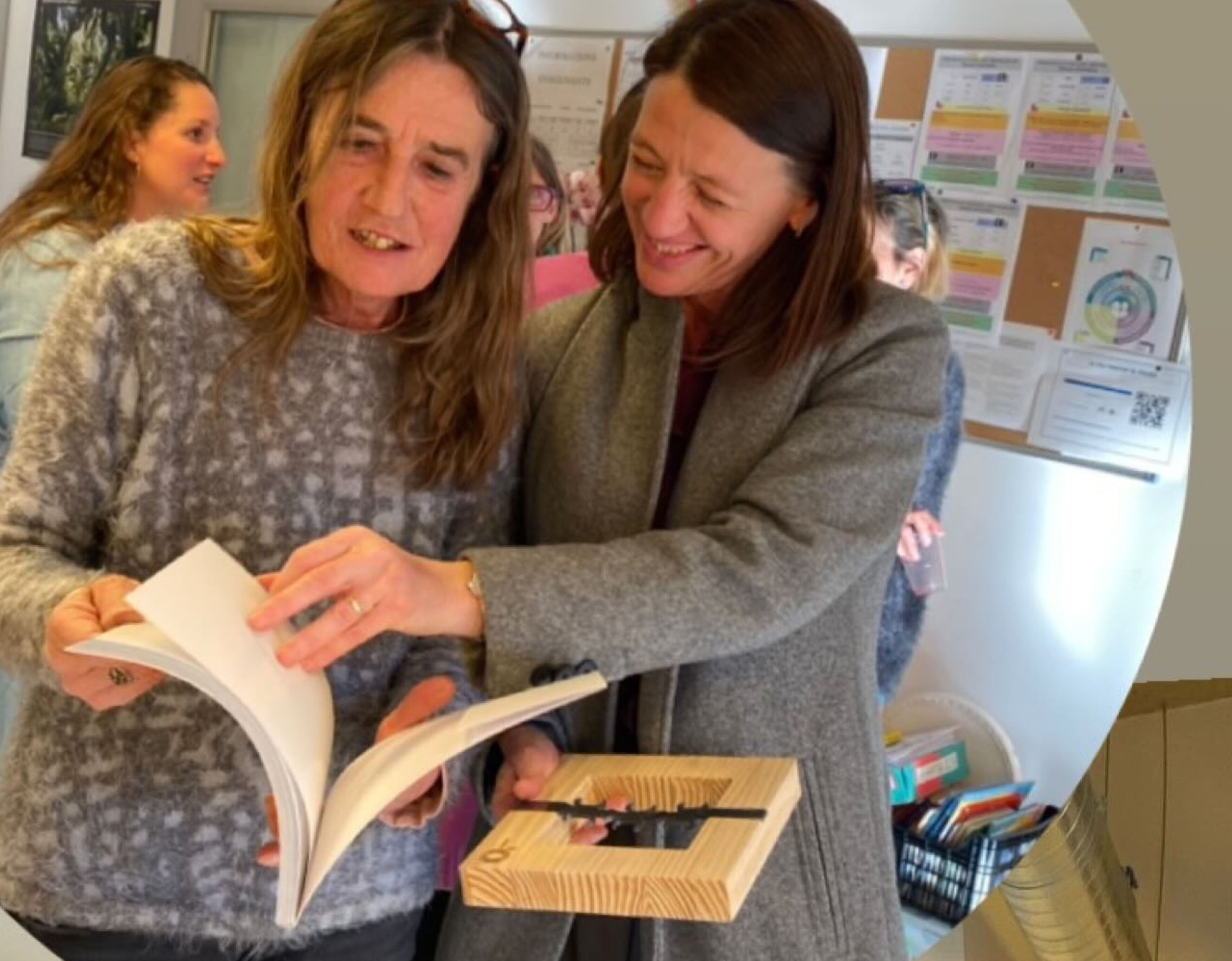 Claudine Vibarel (esquerra) amb la cònsol, Maria del Mar Coma. Claudine Vibarel (esquerra) amb la cònsol, Maria del Mar Coma.