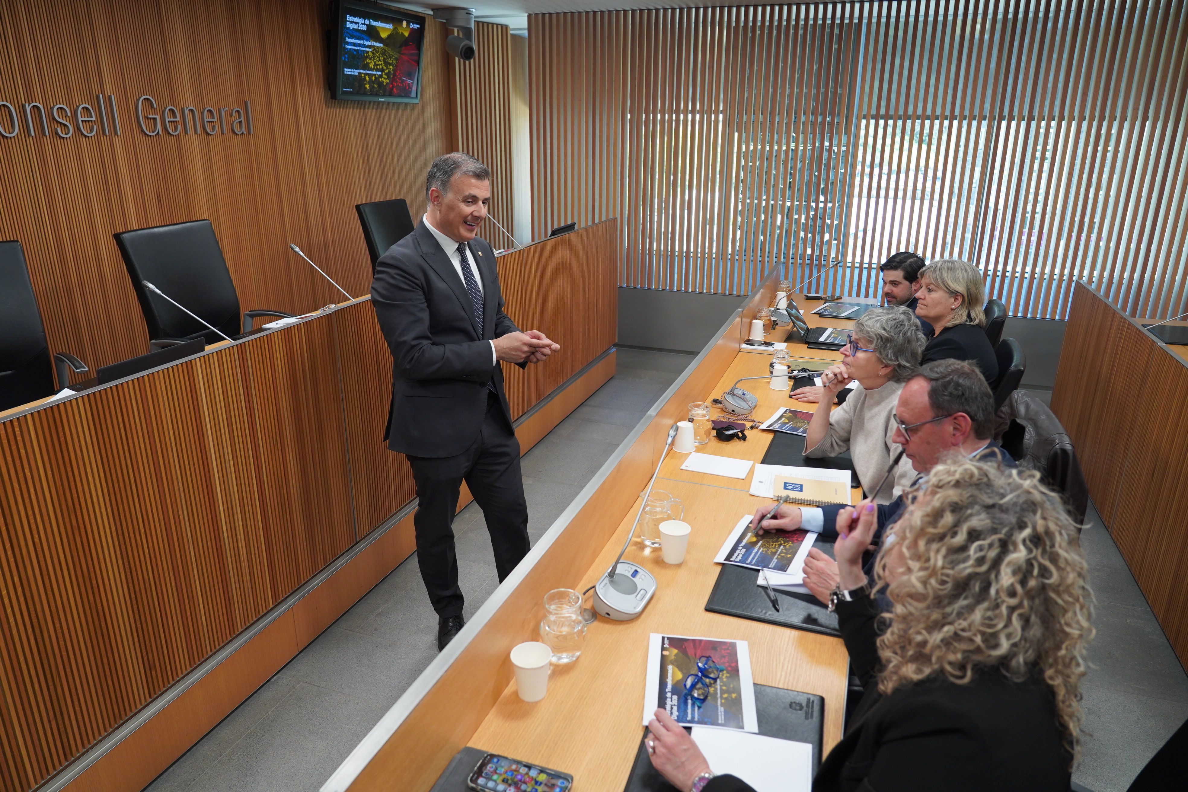 El ministre Marc Rossell comentant la jugada amb els consellers generals abans d'iniciar la compareixença. El ministre Marc Rossell comentant la jugada amb els consellers generals abans d'iniciar la compareixença.