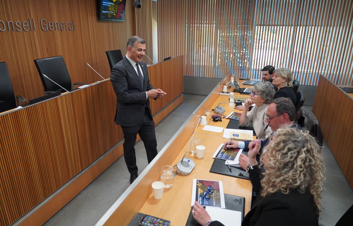 El ministre Marc Rossell comentant la jugada amb els consellers generals abans d'iniciar la compareixença.