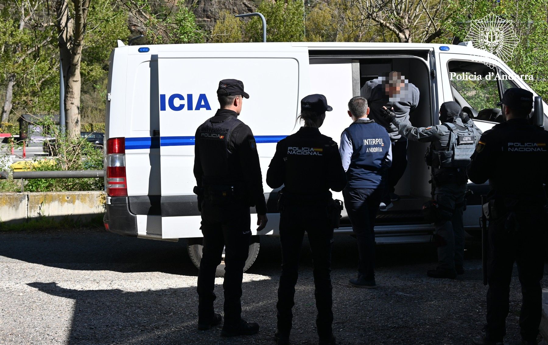 Extradit el sevillà buscat a Espanya per complir una condemna per abusos sexuals a menors. Extradit el sevillà buscat a Espanya per complir una condemna per abusos sexuals a menors.