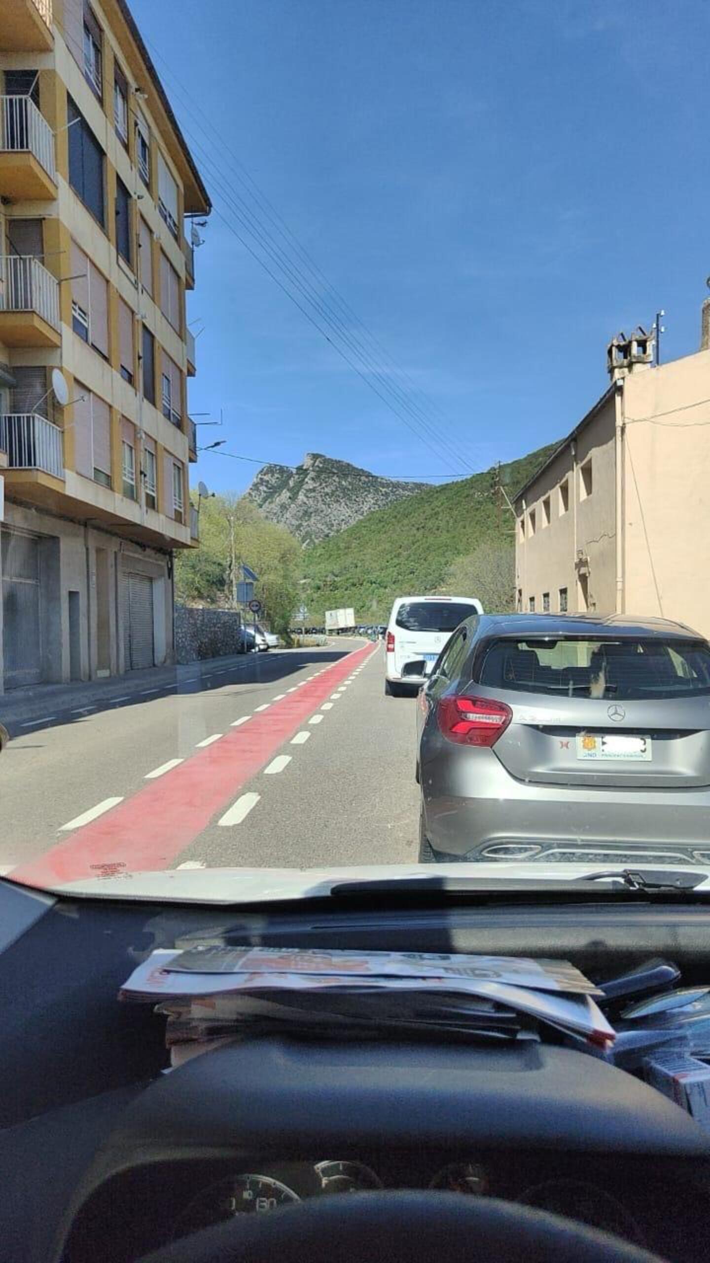 El sinistre està produint retencions a la sortida del poble.