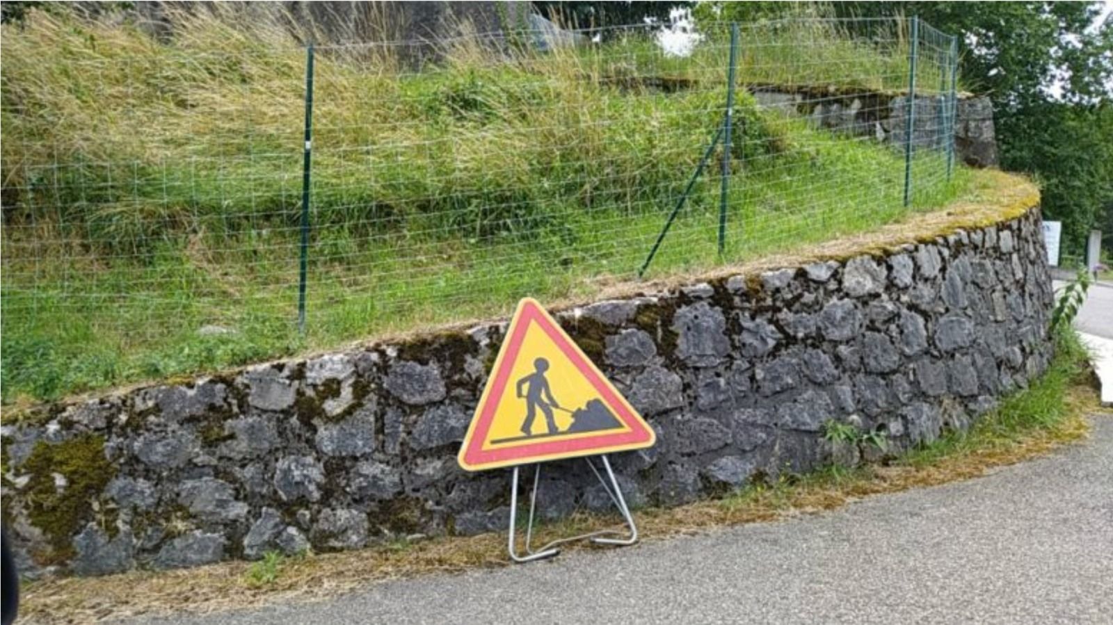 Un rètol d'obres a la carretera a Albiès.